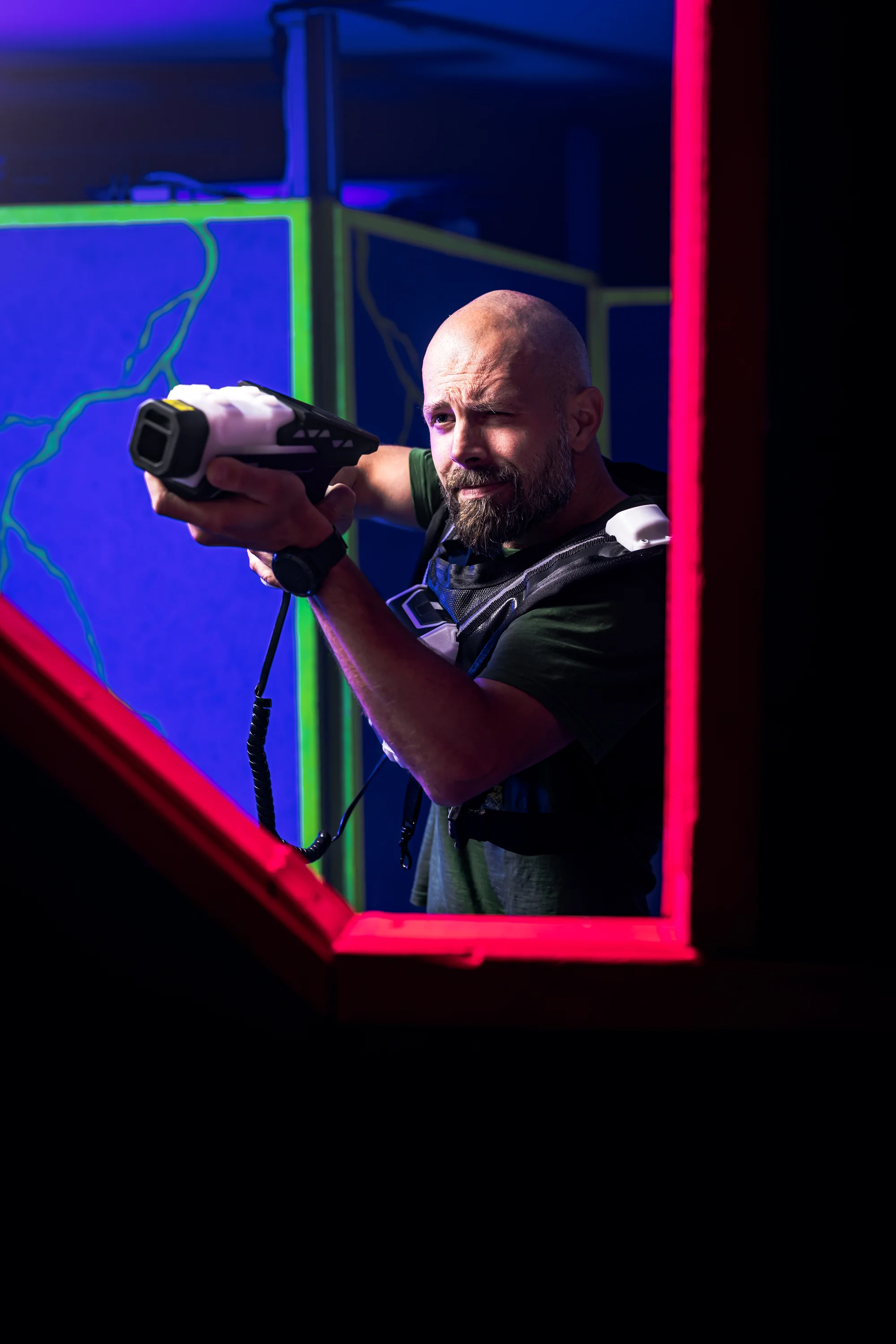 Voucher na laser game do unikátní arény Neon factory: 200–⁠⁠⁠⁠⁠⁠2000 Kč, moderní ovladače, vesty i prostředí