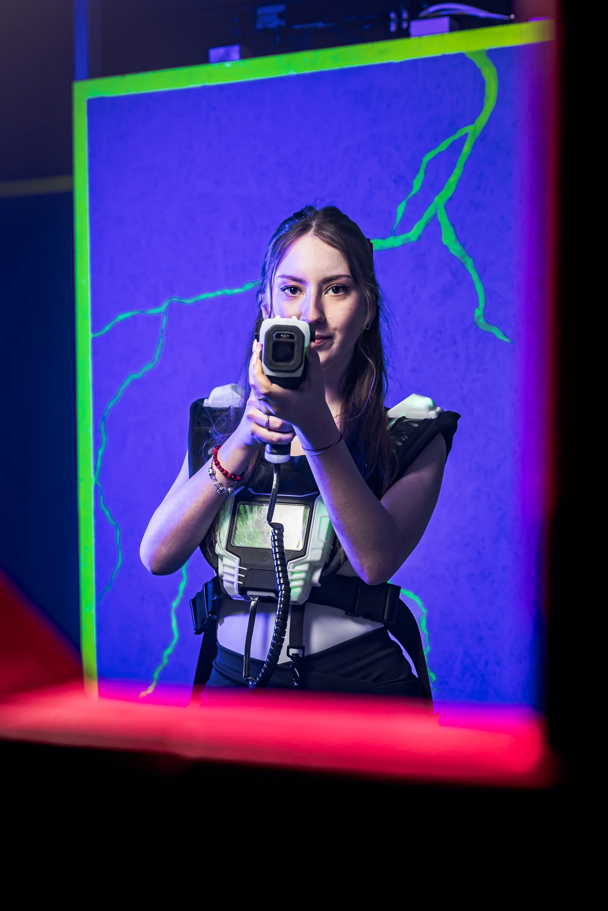 Voucher na laser game do unikátní arény Neon factory: 200–⁠⁠⁠⁠⁠⁠2000 Kč, moderní ovladače, vesty i prostředí
