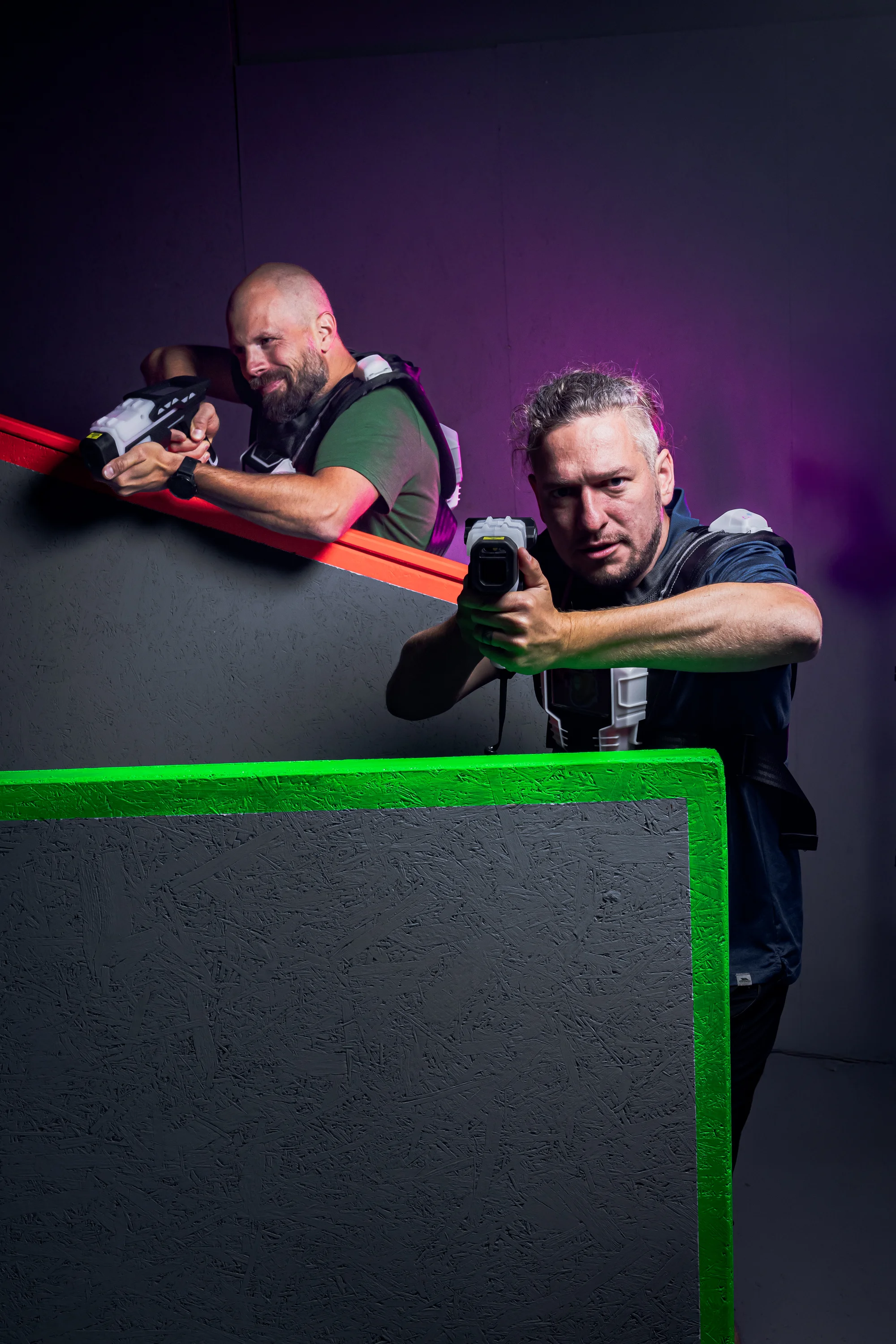 Voucher na laser game do unikátní arény Neon factory: 200–⁠⁠⁠⁠⁠⁠2000 Kč, moderní ovladače, vesty i prostředí