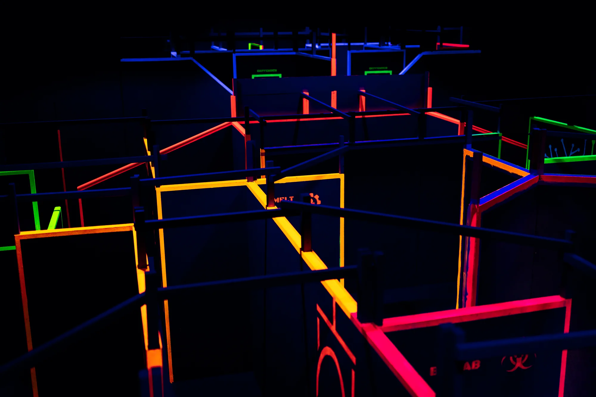 Voucher na laser game do unikátní arény Neon factory: 200–⁠⁠⁠⁠⁠⁠2000 Kč, moderní ovladače, vesty i prostředí