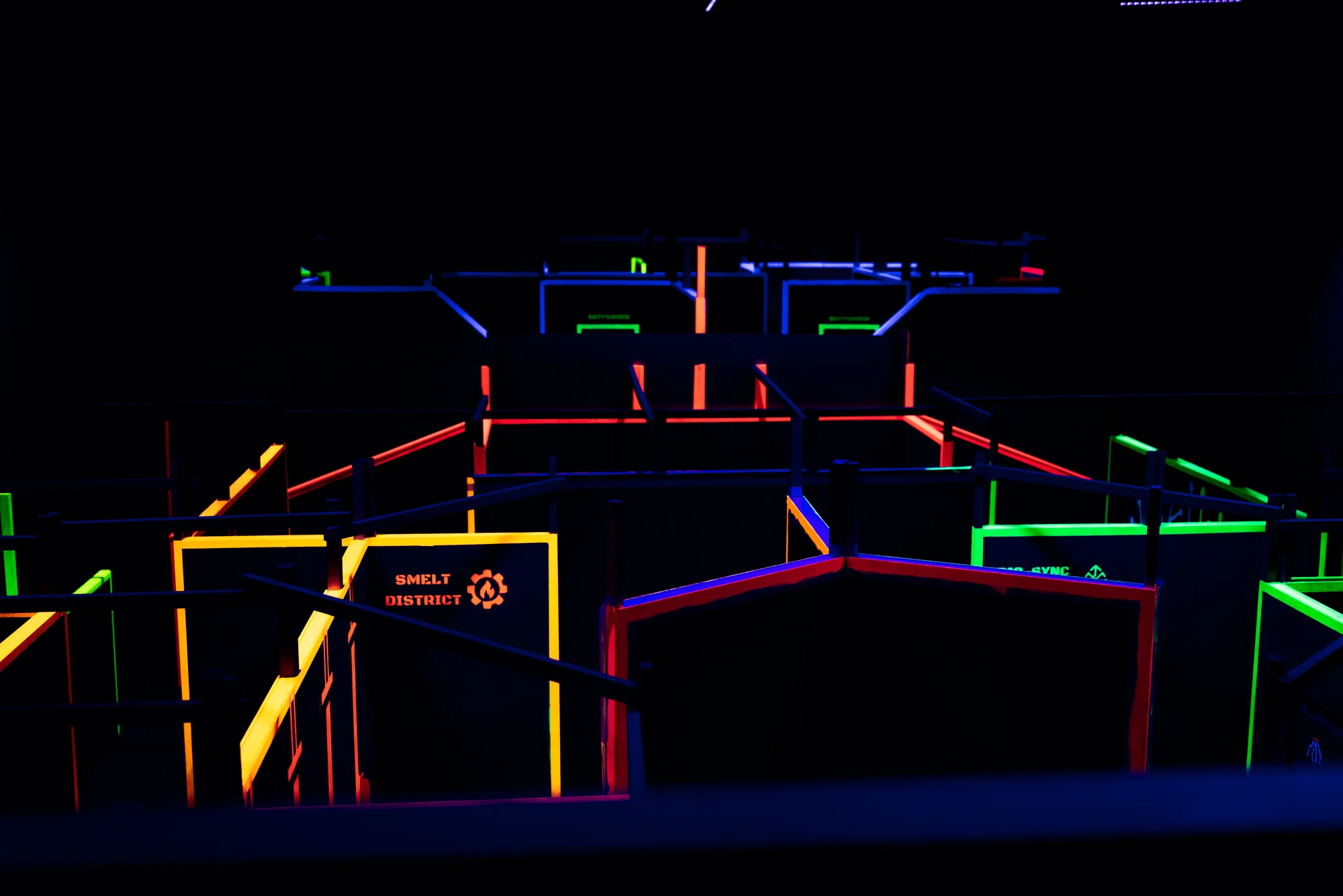 Voucher na laser game do unikátní arény Neon factory: 200–⁠⁠⁠⁠⁠⁠2000 Kč, moderní ovladače, vesty i prostředí