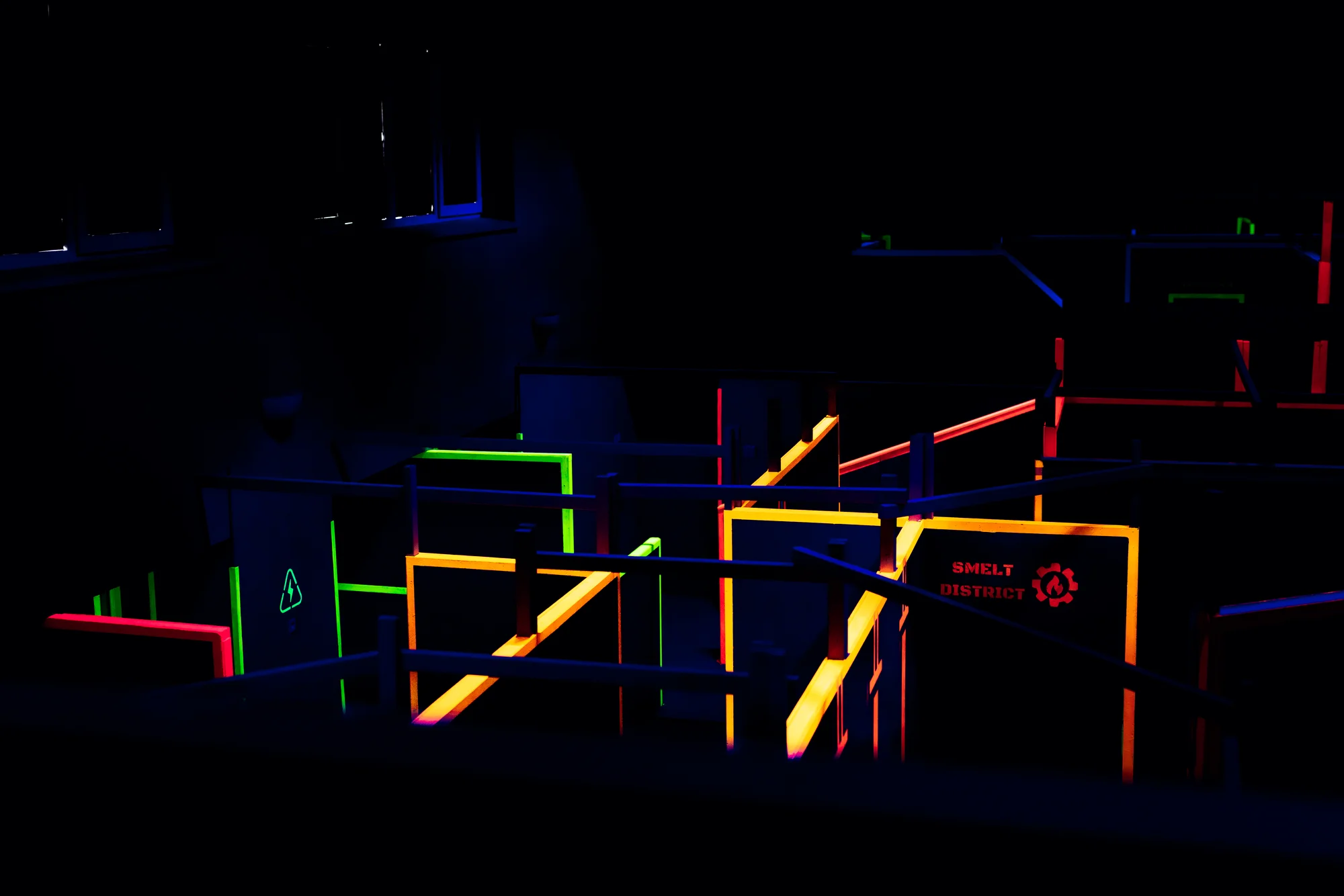 Voucher na laser game do unikátní arény Neon factory: 200–⁠⁠⁠⁠⁠⁠2000 Kč, moderní ovladače, vesty i prostředí