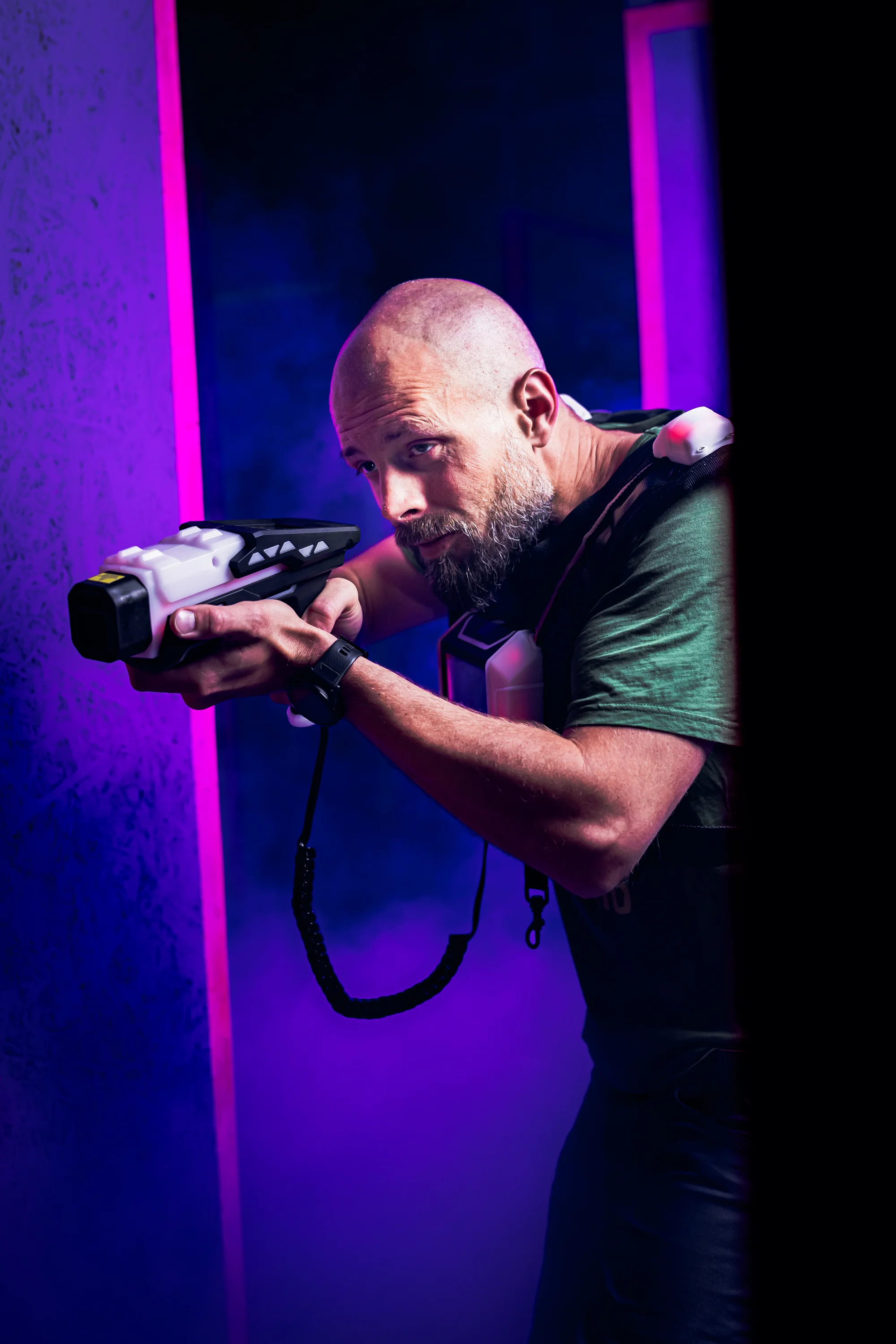 Voucher na laser game do unikátní arény Neon factory: 200–⁠⁠⁠⁠⁠⁠2000 Kč, moderní ovladače, vesty i prostředí