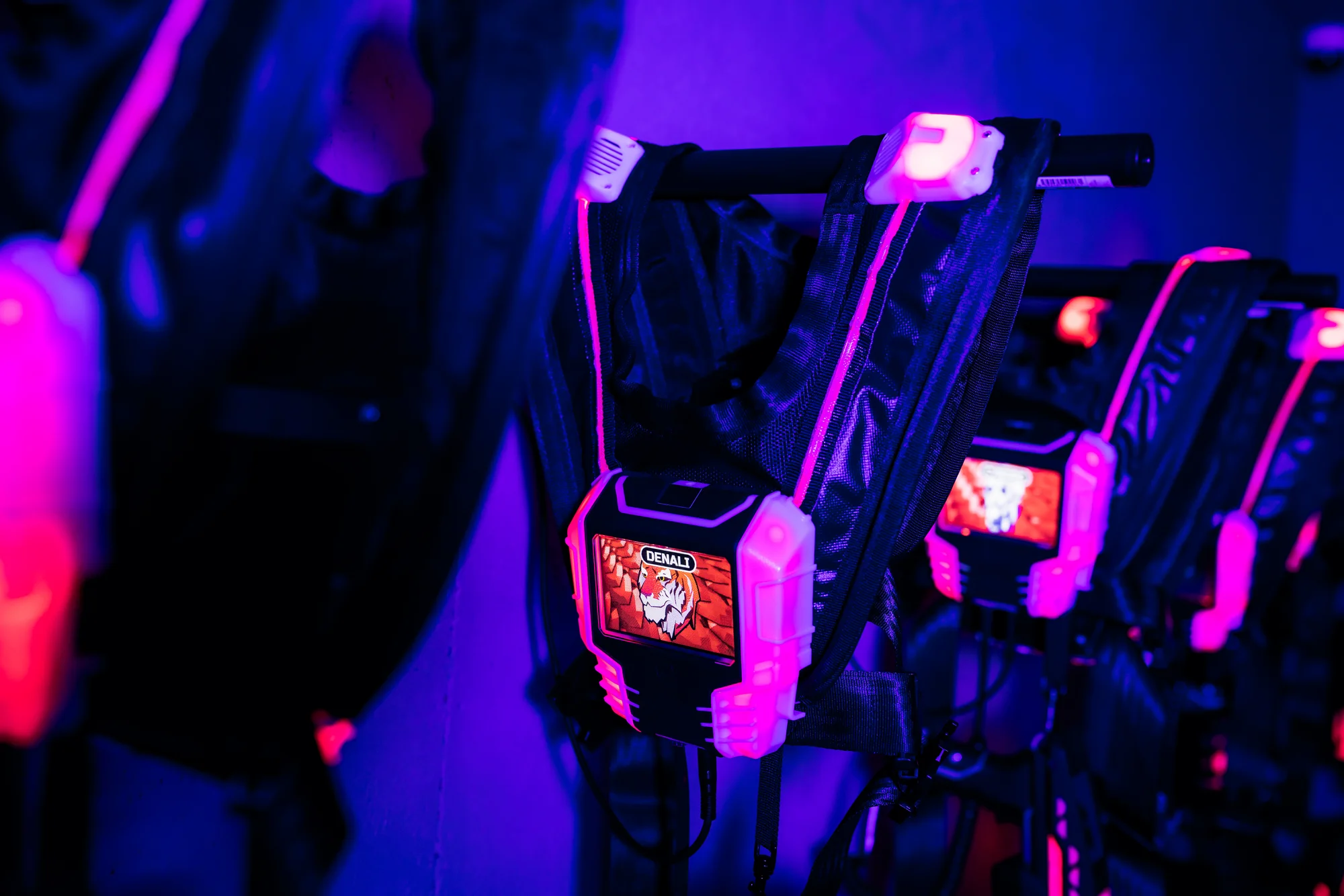Voucher na laser game do unikátní arény Neon factory: 200–⁠⁠⁠⁠⁠⁠2000 Kč, moderní ovladače, vesty i prostředí