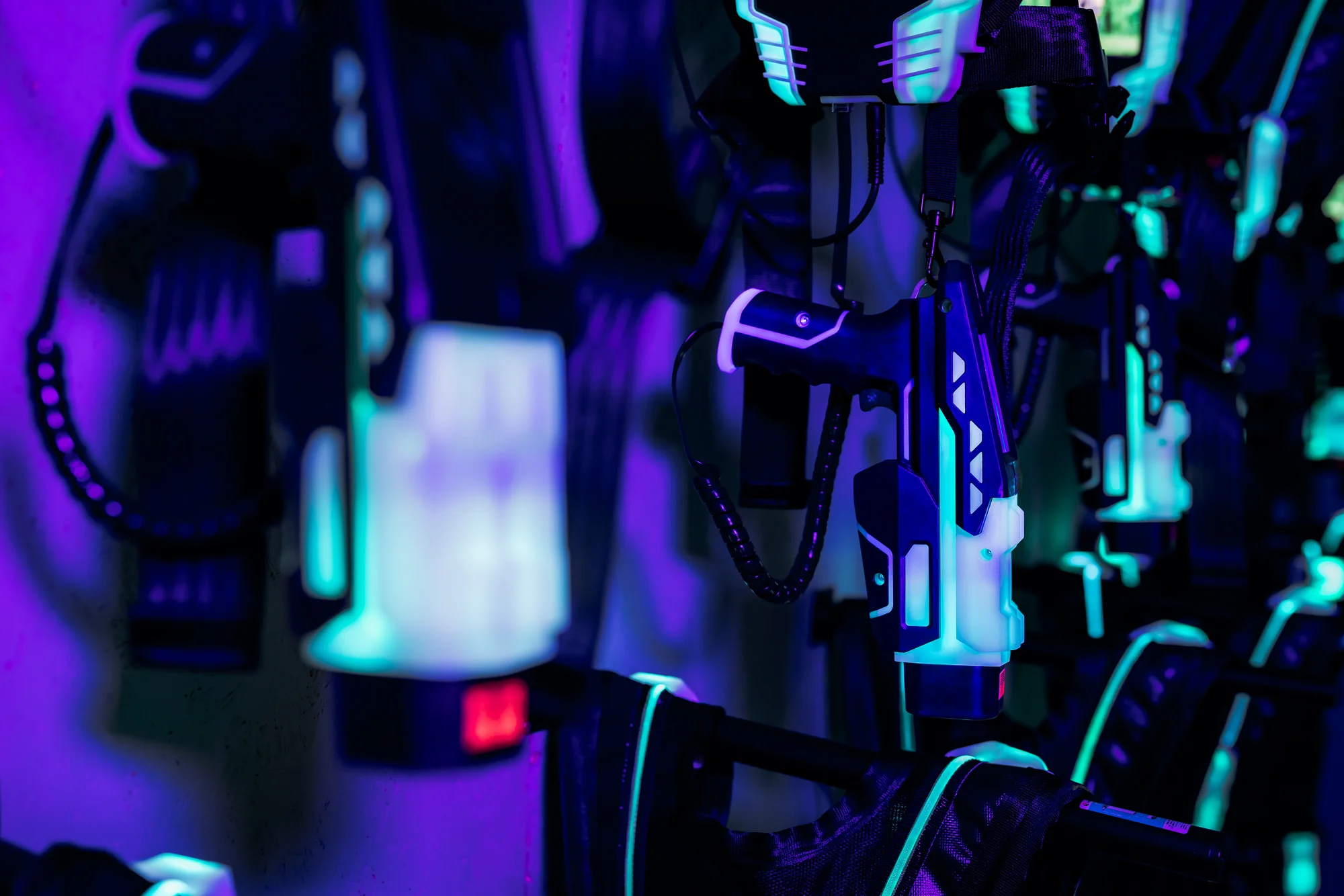 Voucher na laser game do unikátní arény Neon factory: 200–⁠⁠⁠⁠⁠⁠2000 Kč, moderní ovladače, vesty i prostředí
