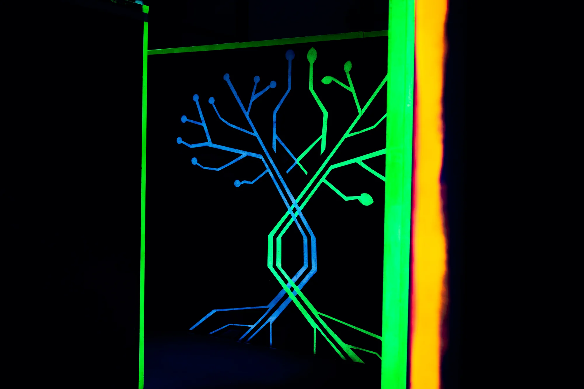 Voucher na laser game do unikátní arény Neon factory: 200–⁠⁠⁠⁠⁠⁠2000 Kč, moderní ovladače, vesty i prostředí