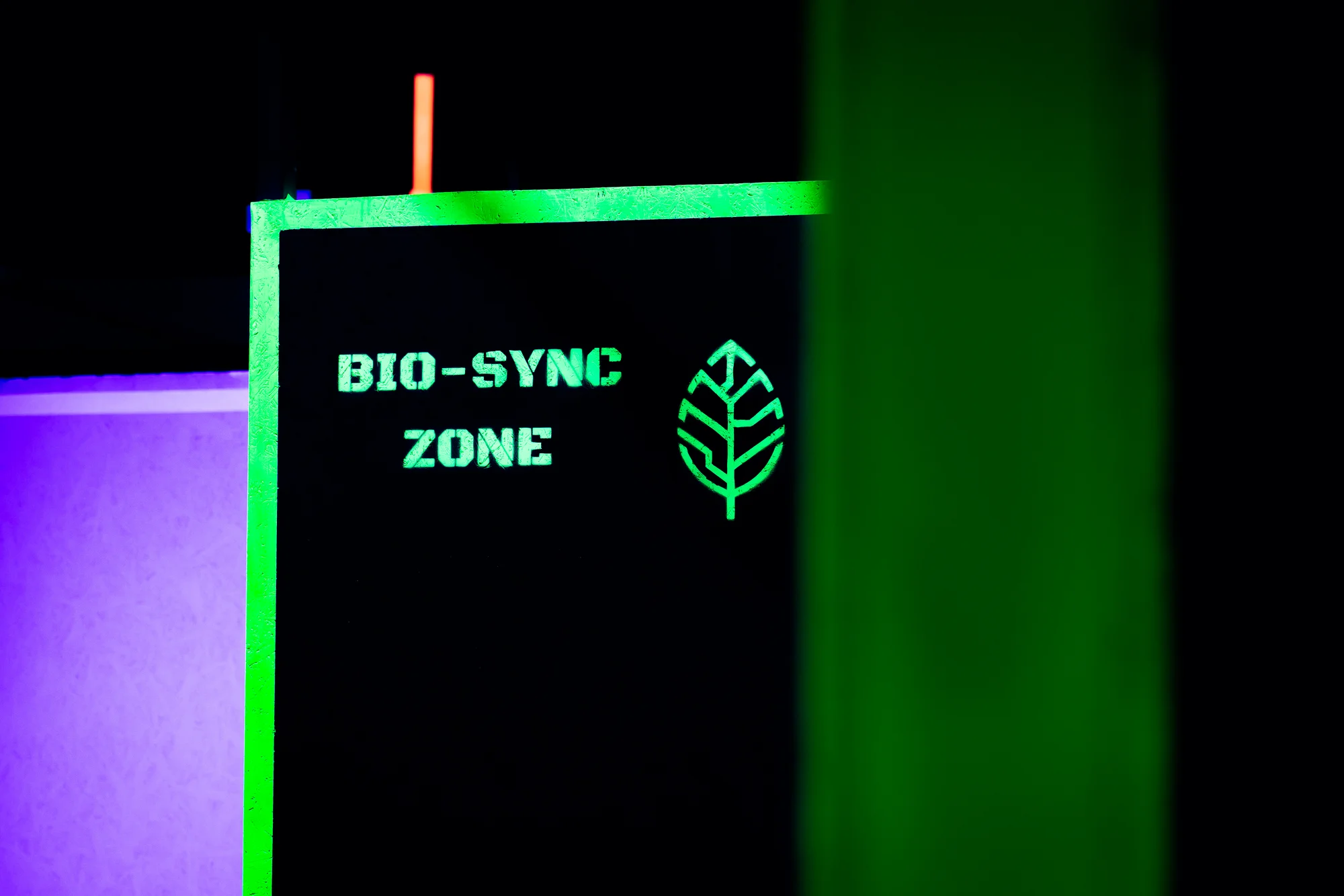 Voucher na laser game do unikátní arény Neon factory: 200–⁠⁠⁠⁠⁠⁠2000 Kč, moderní ovladače, vesty i prostředí