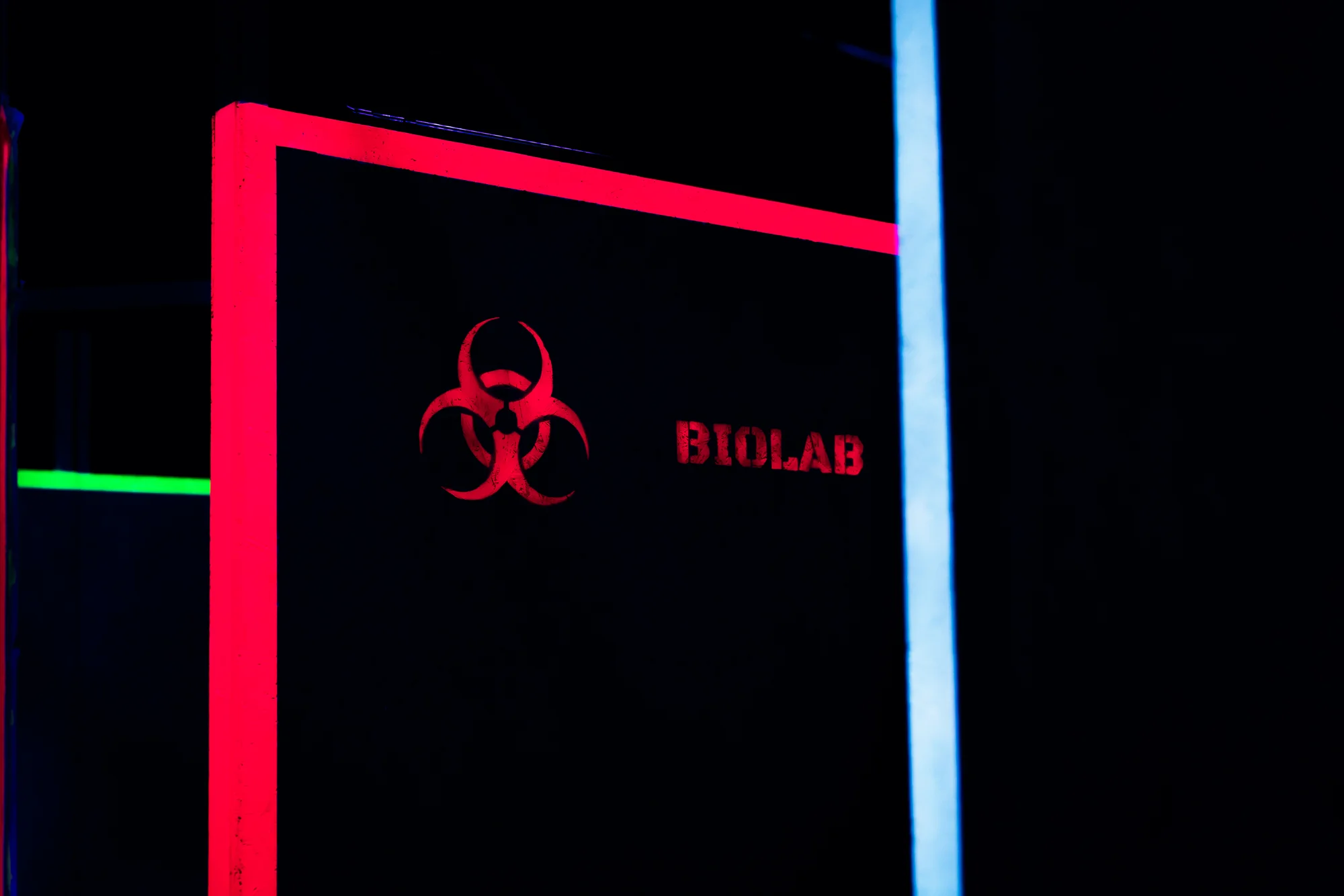Voucher na laser game do unikátní arény Neon factory: 200–⁠⁠⁠⁠⁠⁠2000 Kč, moderní ovladače, vesty i prostředí