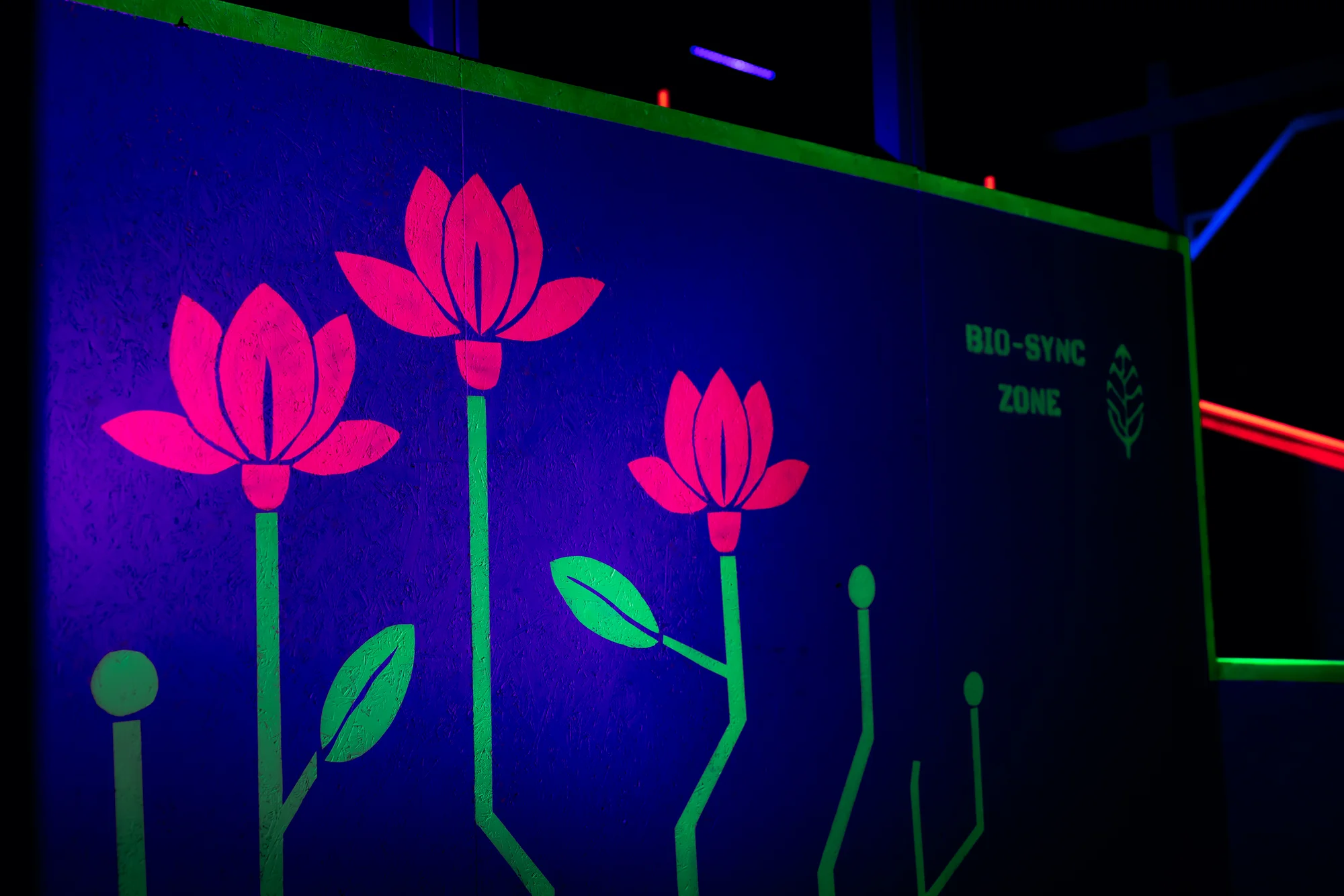 Voucher na laser game do unikátní arény Neon factory: 200–⁠⁠⁠⁠⁠⁠2000 Kč, moderní ovladače, vesty i prostředí