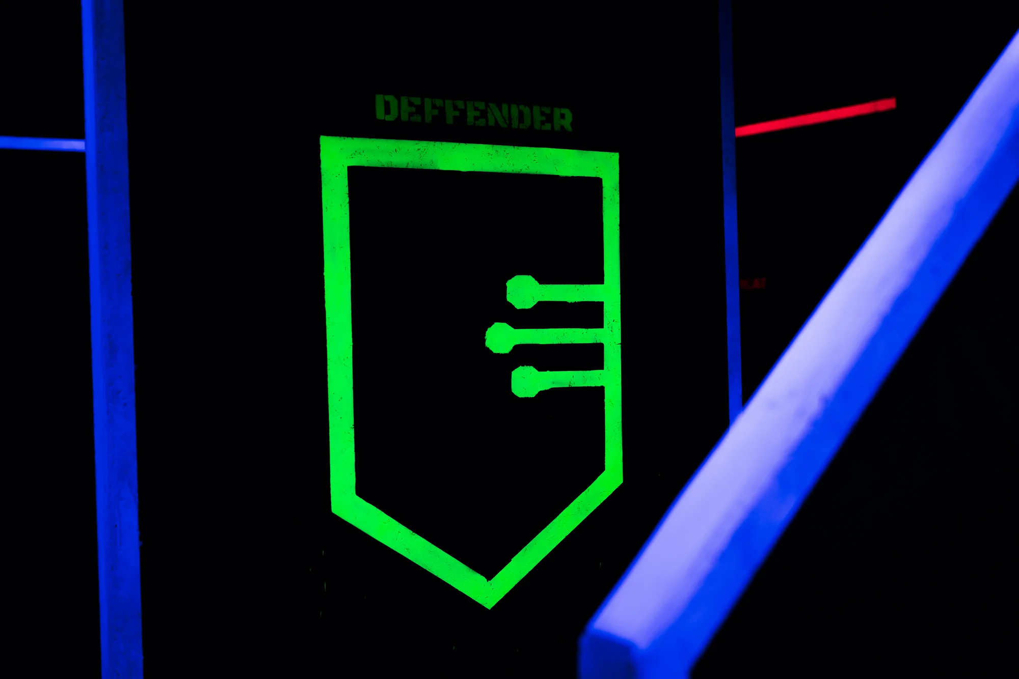 Voucher na laser game do unikátní arény Neon factory: 200–⁠⁠⁠⁠⁠⁠2000 Kč, moderní ovladače, vesty i prostředí