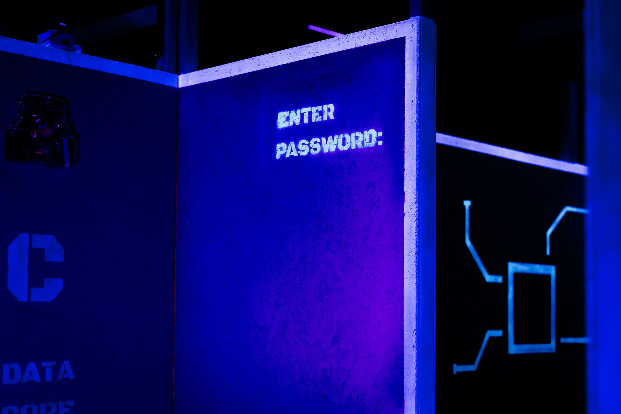 Voucher na laser game do unikátní arény Neon factory: 200–⁠⁠⁠⁠⁠⁠2000 Kč, moderní ovladače, vesty i prostředí