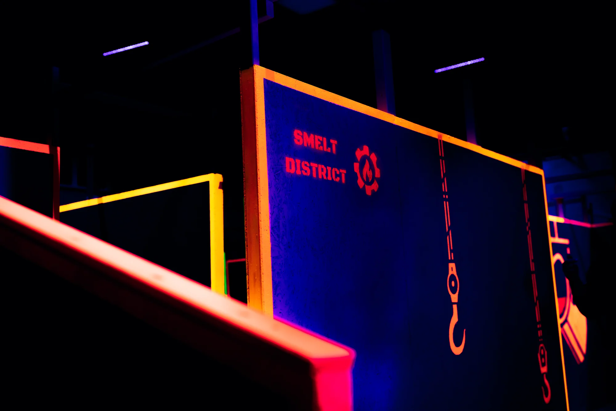 Voucher na laser game do unikátní arény Neon factory: 200–⁠⁠⁠⁠⁠⁠2000 Kč, moderní ovladače, vesty i prostředí