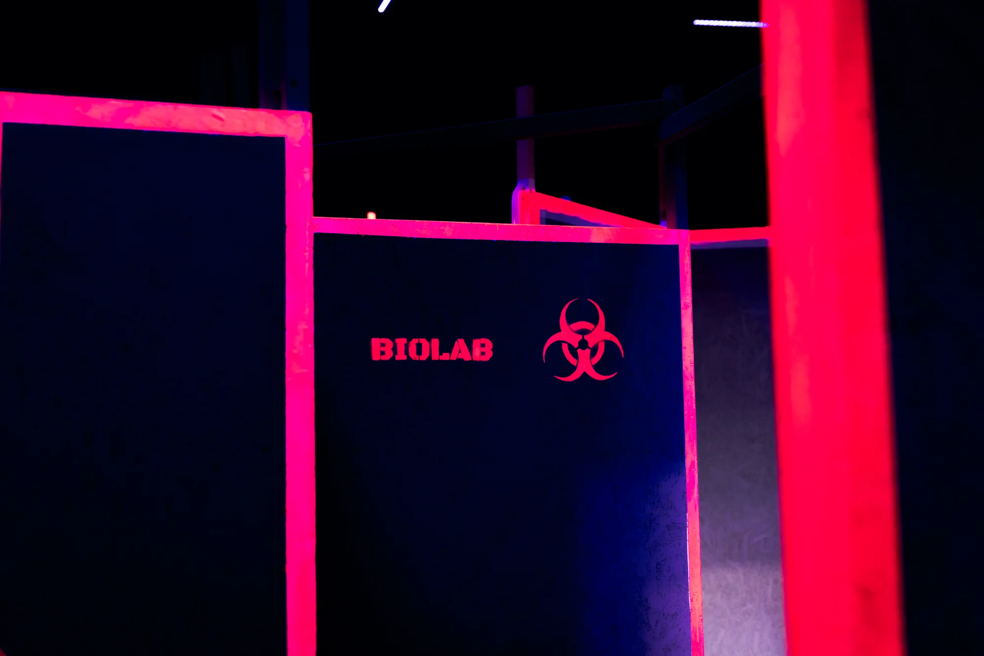 Voucher na laser game do unikátní arény Neon factory: 200–⁠⁠⁠⁠⁠⁠2000 Kč, moderní ovladače, vesty i prostředí
