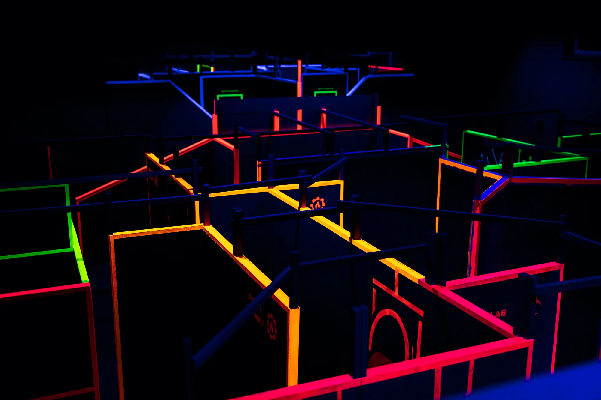 Voucher na laser game do unikátní arény Neon factory: 200–⁠⁠⁠⁠⁠⁠2000 Kč, moderní ovladače, vesty i prostředí