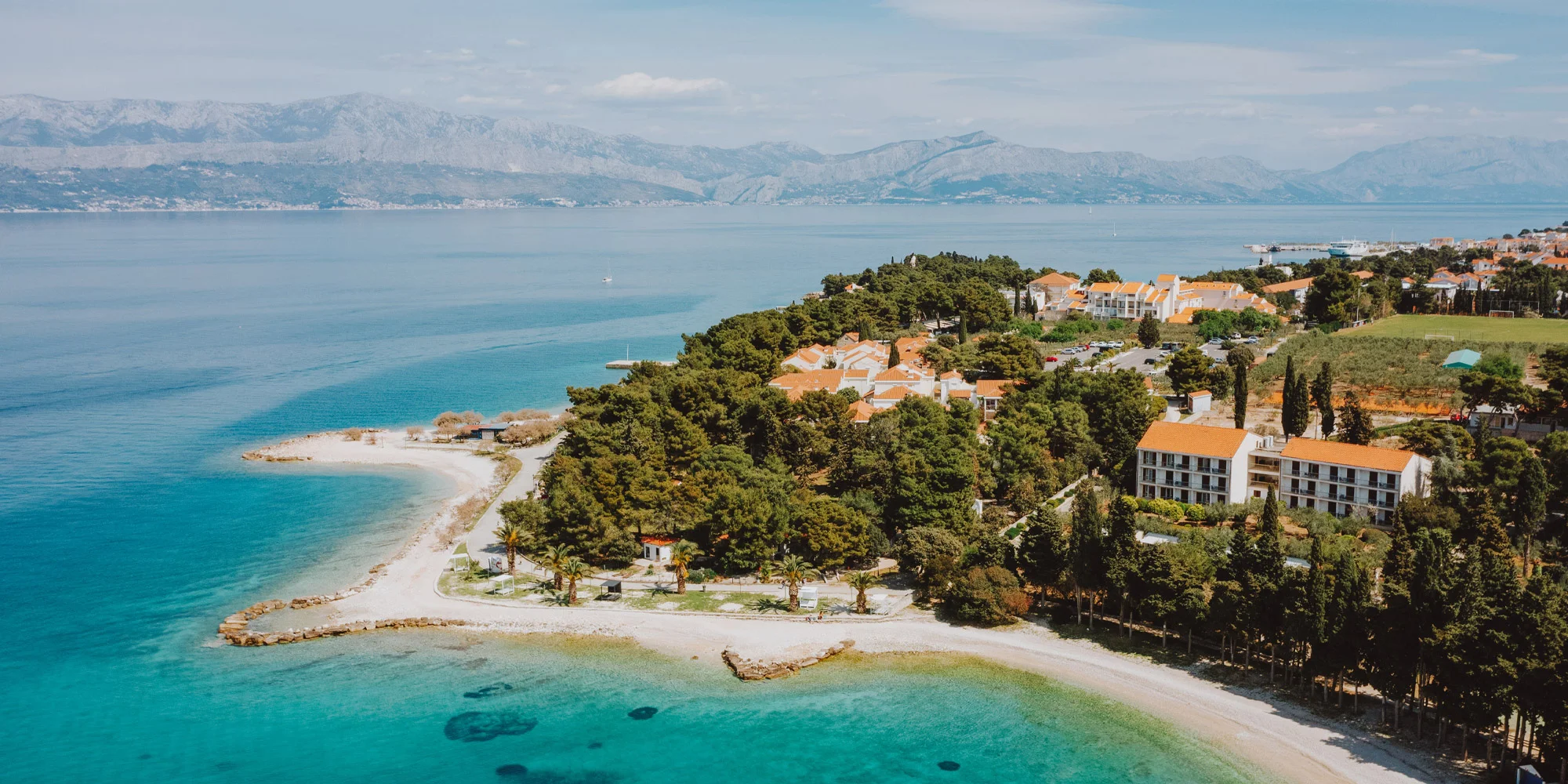 Ostrov Brač: hotel u pláže, bazén, strava, dítě zdarma