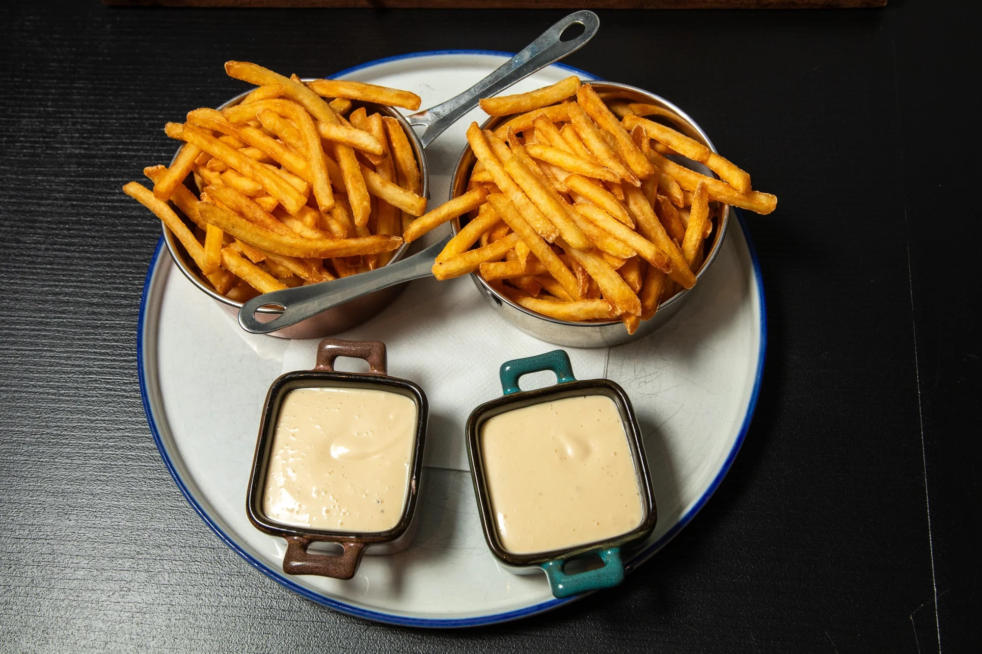 Sada 4 mini burgerů pro 2 osoby: hovězí, vepřový i vege, včetně hranolek a dipů