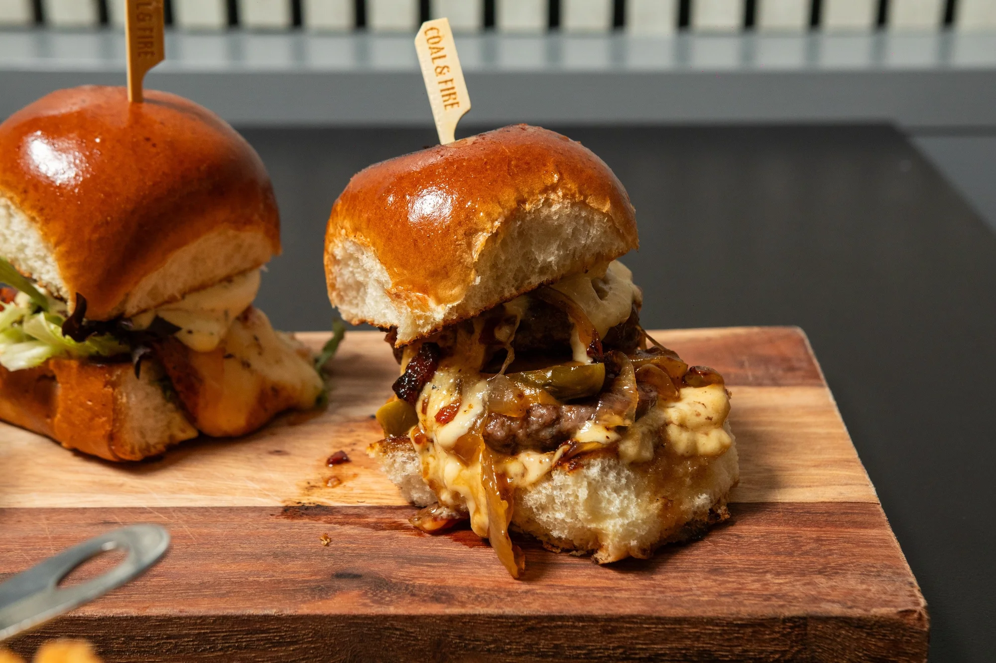 Sada 4 mini burgerů pro 2 osoby: hovězí, vepřový i vege, včetně hranolek a dipů