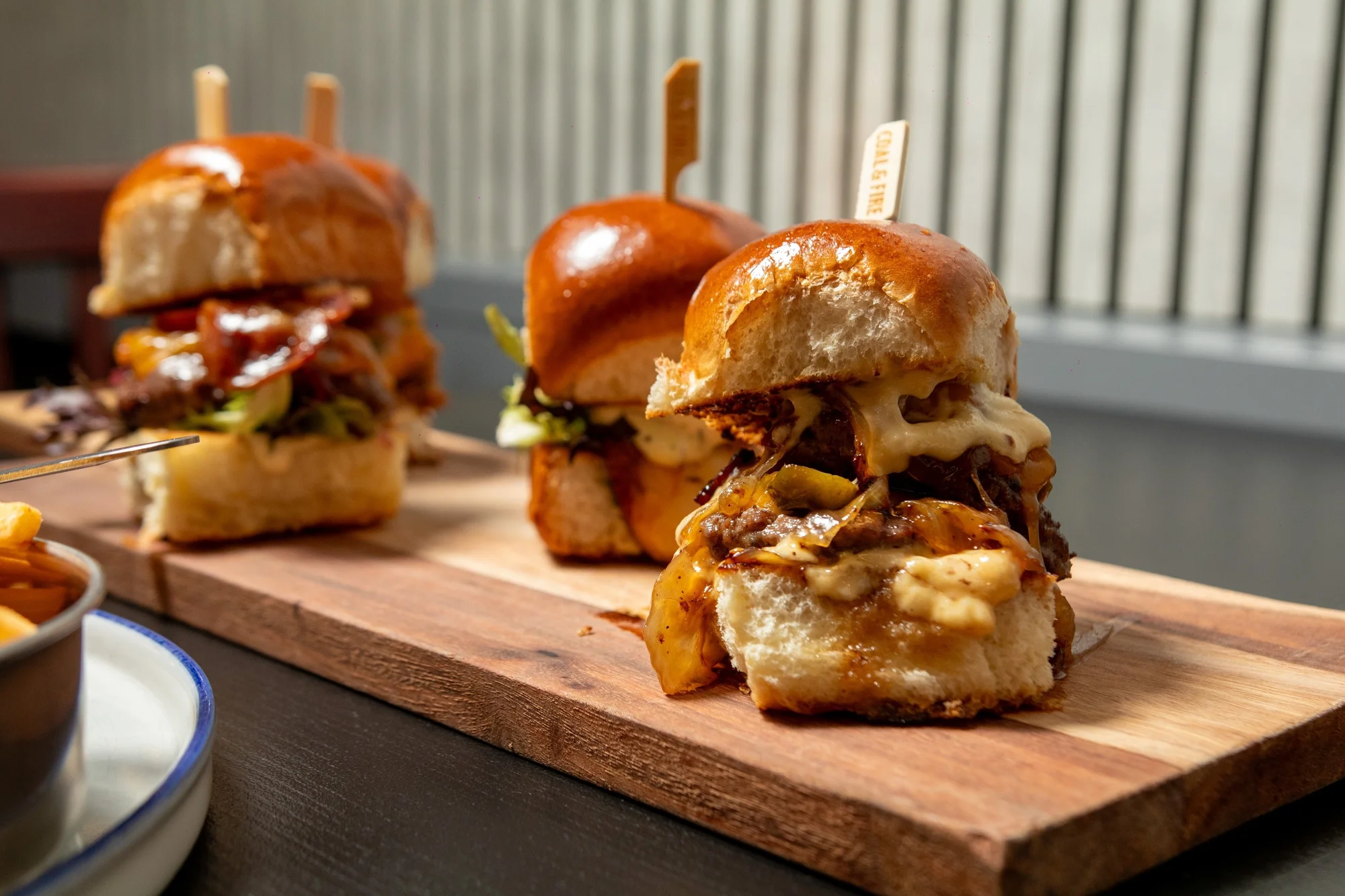 Sada 4 mini burgerů pro 2 osoby: hovězí, vepřový i vege, včetně hranolek a dipů