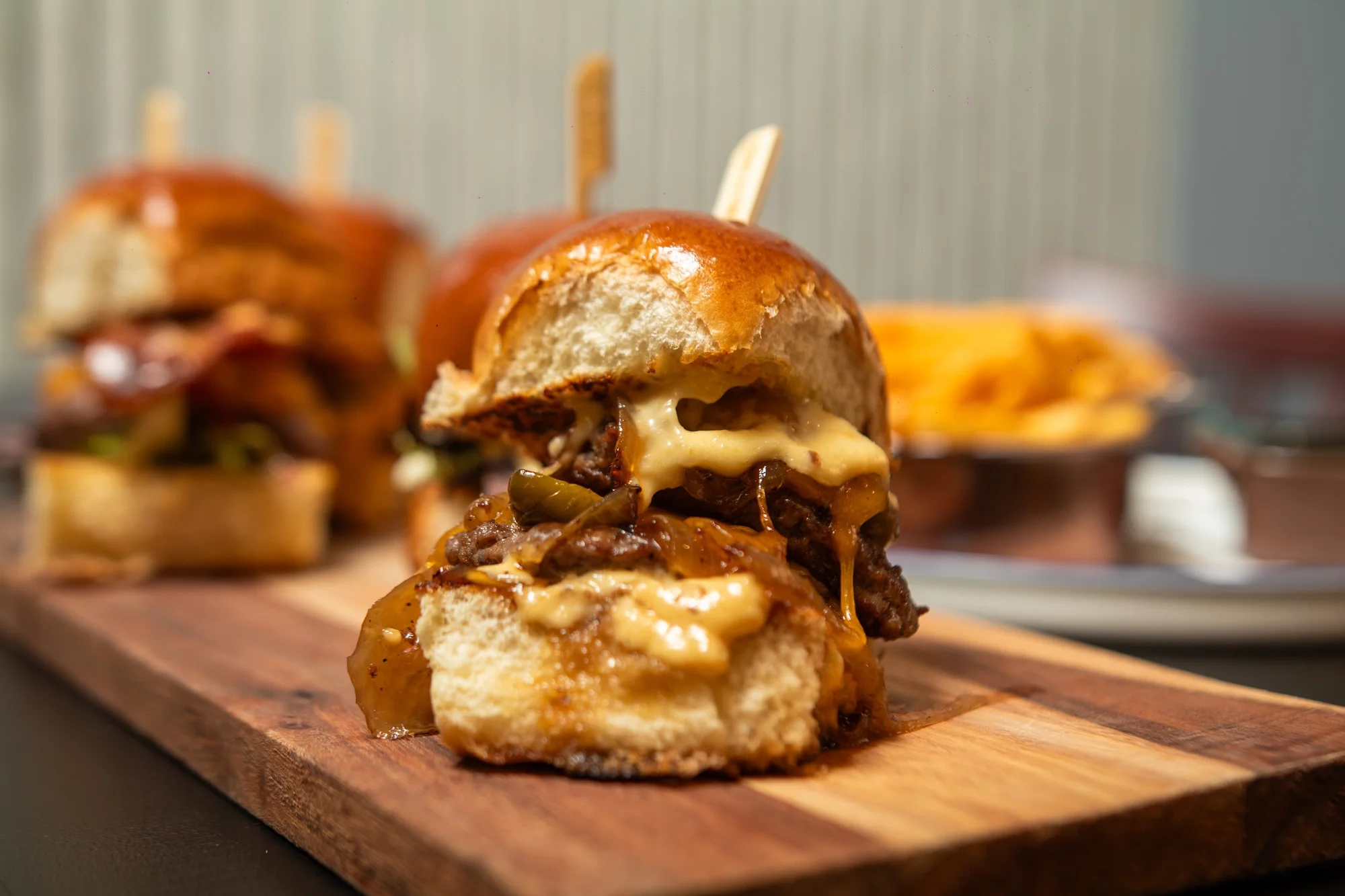 Sada 4 mini burgerů pro 2 osoby: hovězí, vepřový i vege, včetně hranolek a dipů