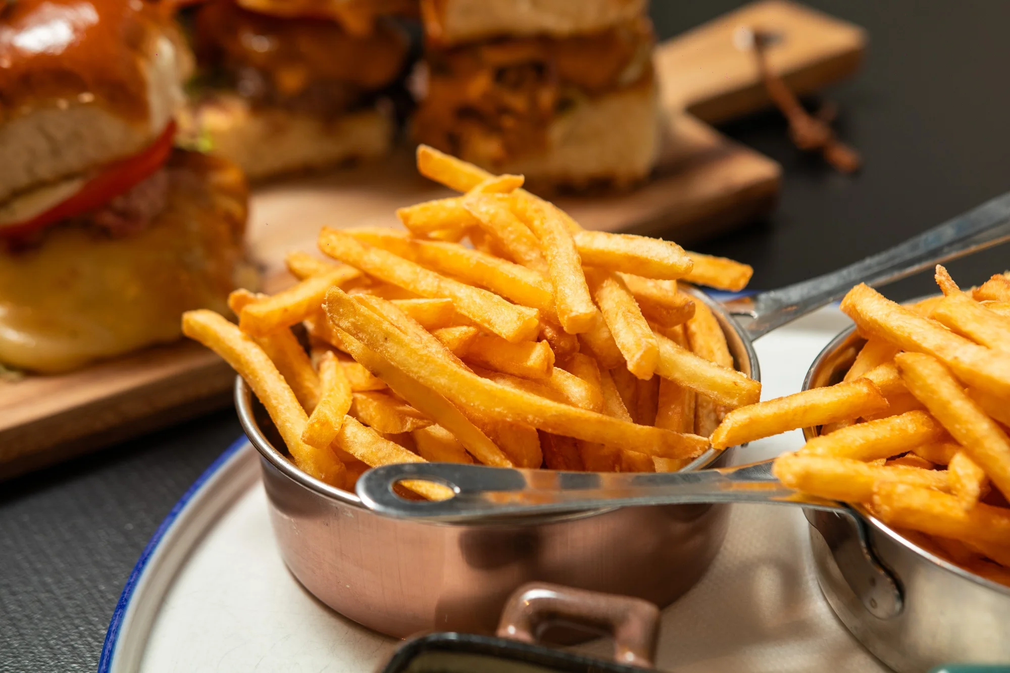 Sada 4 mini burgerů pro 2 osoby: hovězí, vepřový i vege, včetně hranolek a dipů