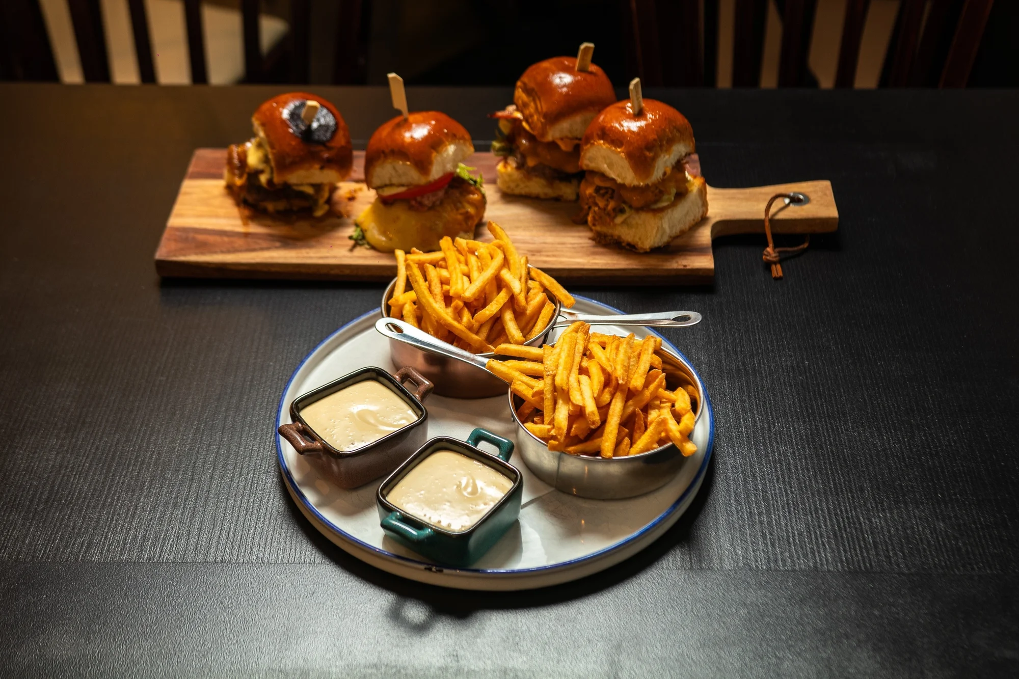 Sada 4 mini burgerů pro 2 osoby: hovězí, vepřový i vege, včetně hranolek a dipů