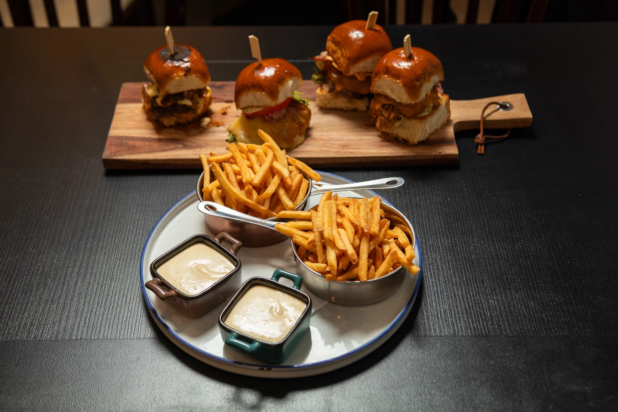 Sada 4 mini burgerů pro 2 osoby: hovězí, vepřový i vege, včetně hranolek a dipů