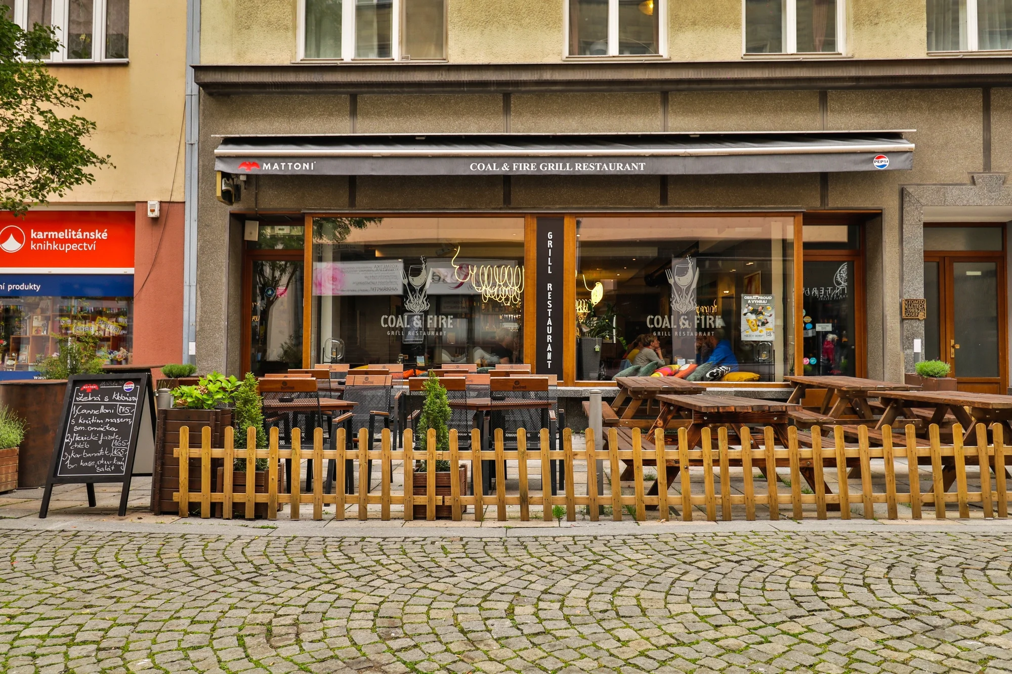 Sada 4 mini burgerů pro 2 osoby: hovězí, vepřový i vege, včetně hranolek a dipů