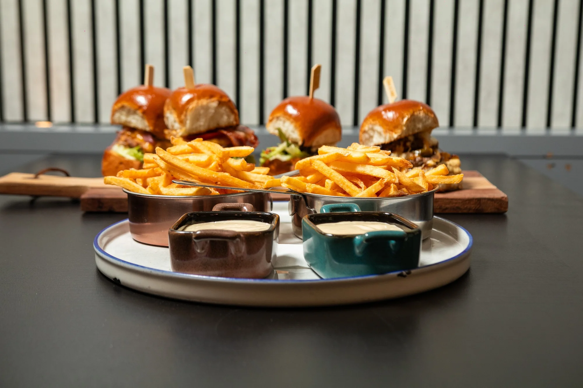 Sada 4 mini burgerů pro 2 osoby: hovězí, vepřový i vege, včetně hranolek a dipů