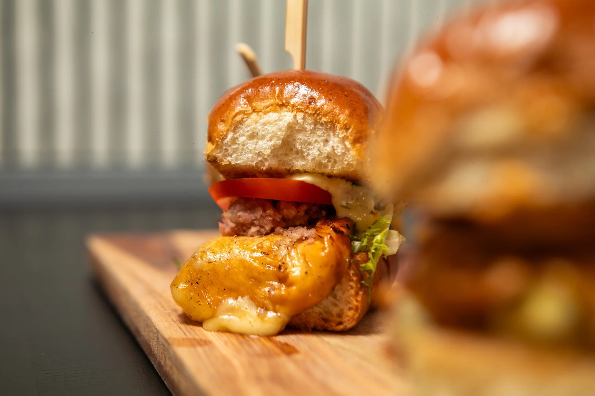 Sada 4 mini burgerů pro 2 osoby: hovězí, vepřový i vege, včetně hranolek a dipů