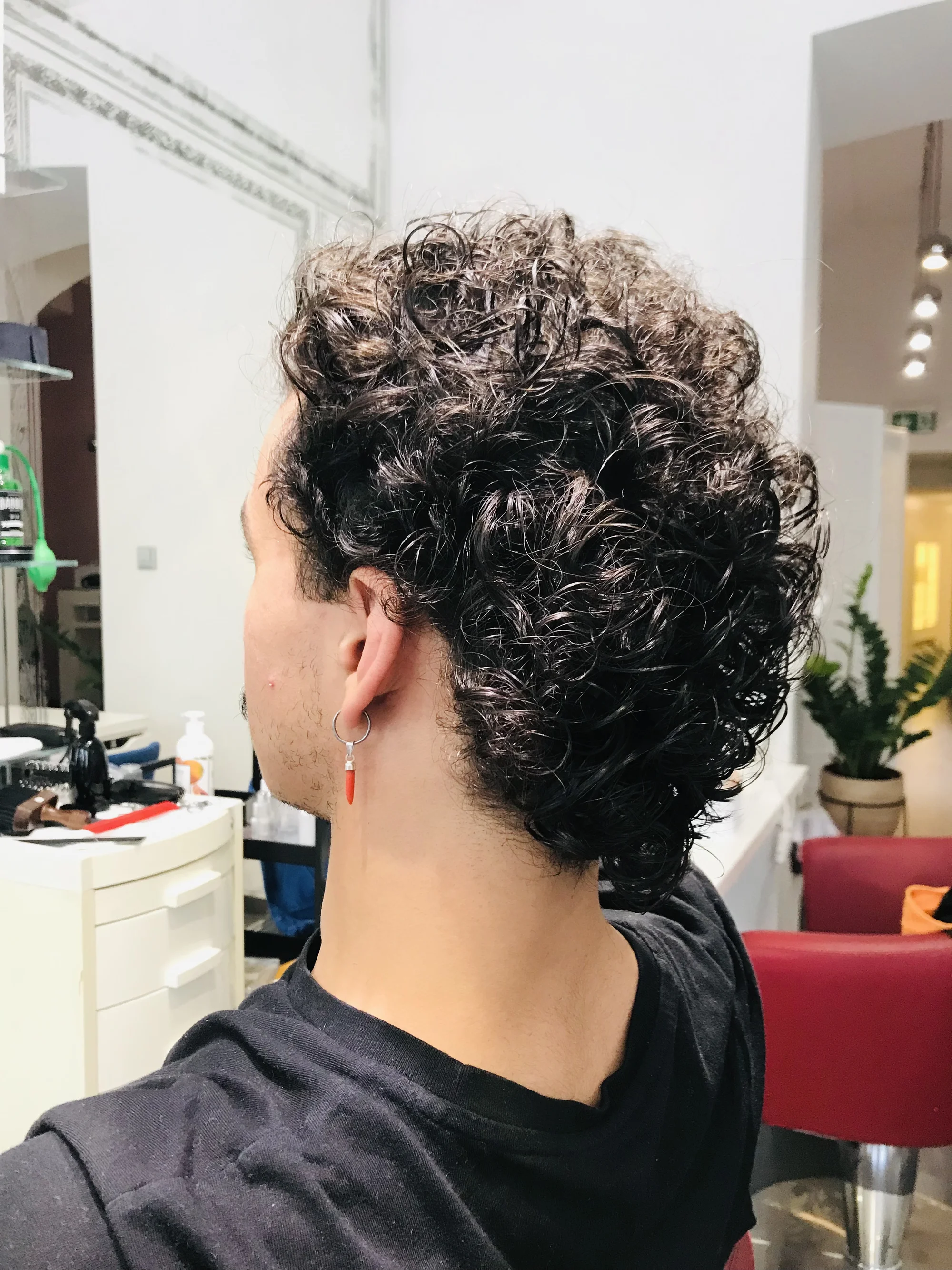 Získejte dokonalý look: kompletní pánský střih s úpravou vousů
