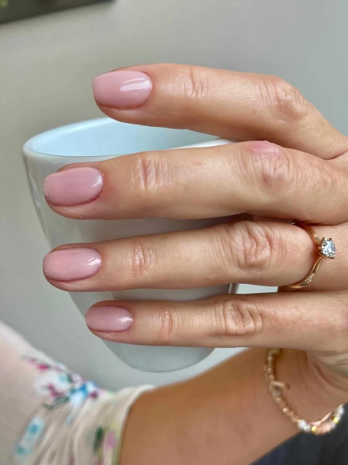 Manikúra s lakováním, gellak i shellac nebo gelová modeláž či doplnění
