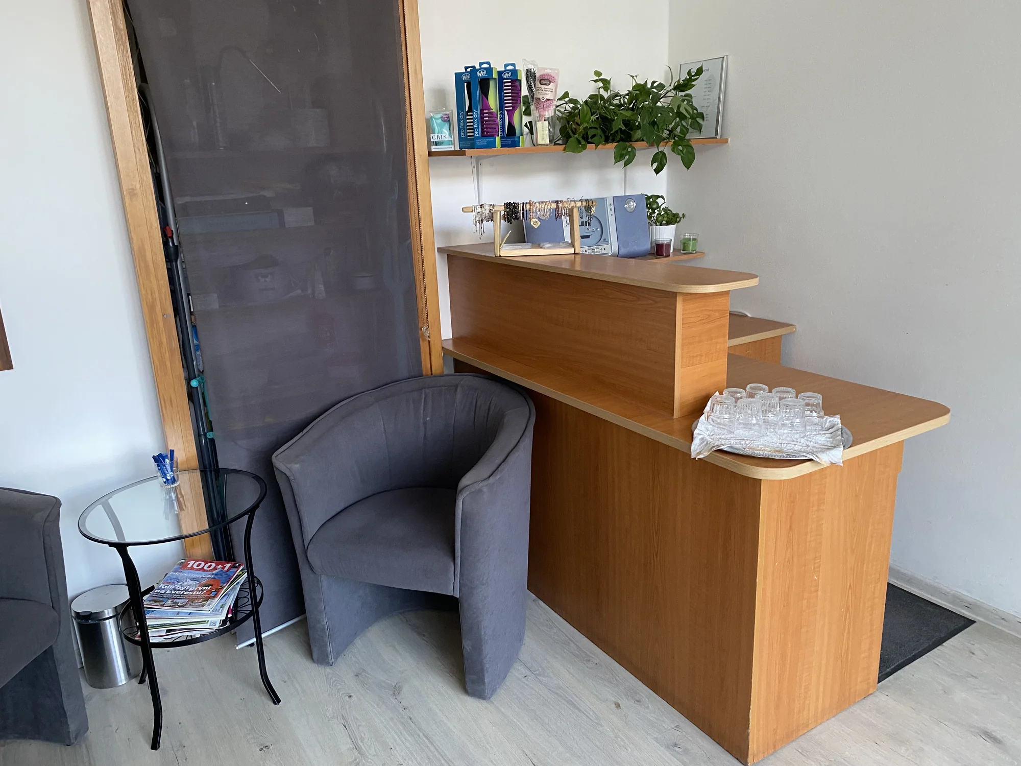 Manikúra s lakováním, gellak i shellac nebo gelová modeláž či doplnění