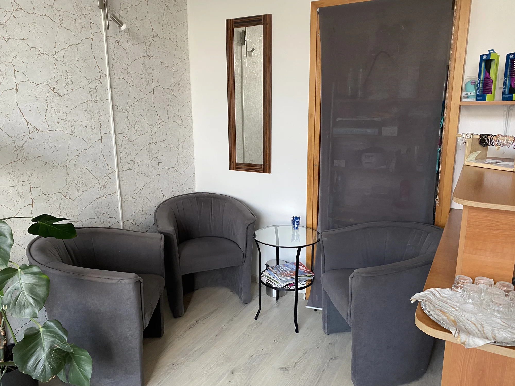 Manikúra s lakováním, gellak i shellac nebo gelová modeláž či doplnění