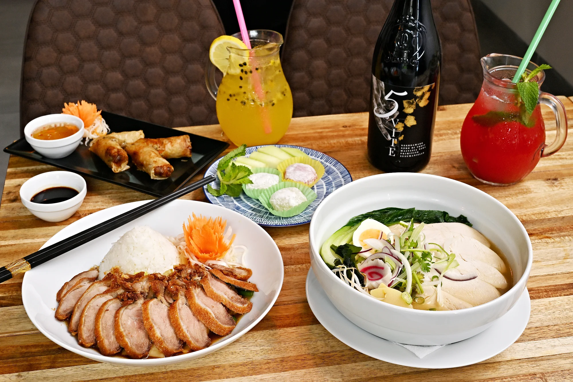 3chod. asijské menu pro dva: závitky, kachna na medu, ramen, mochi i lahev vína