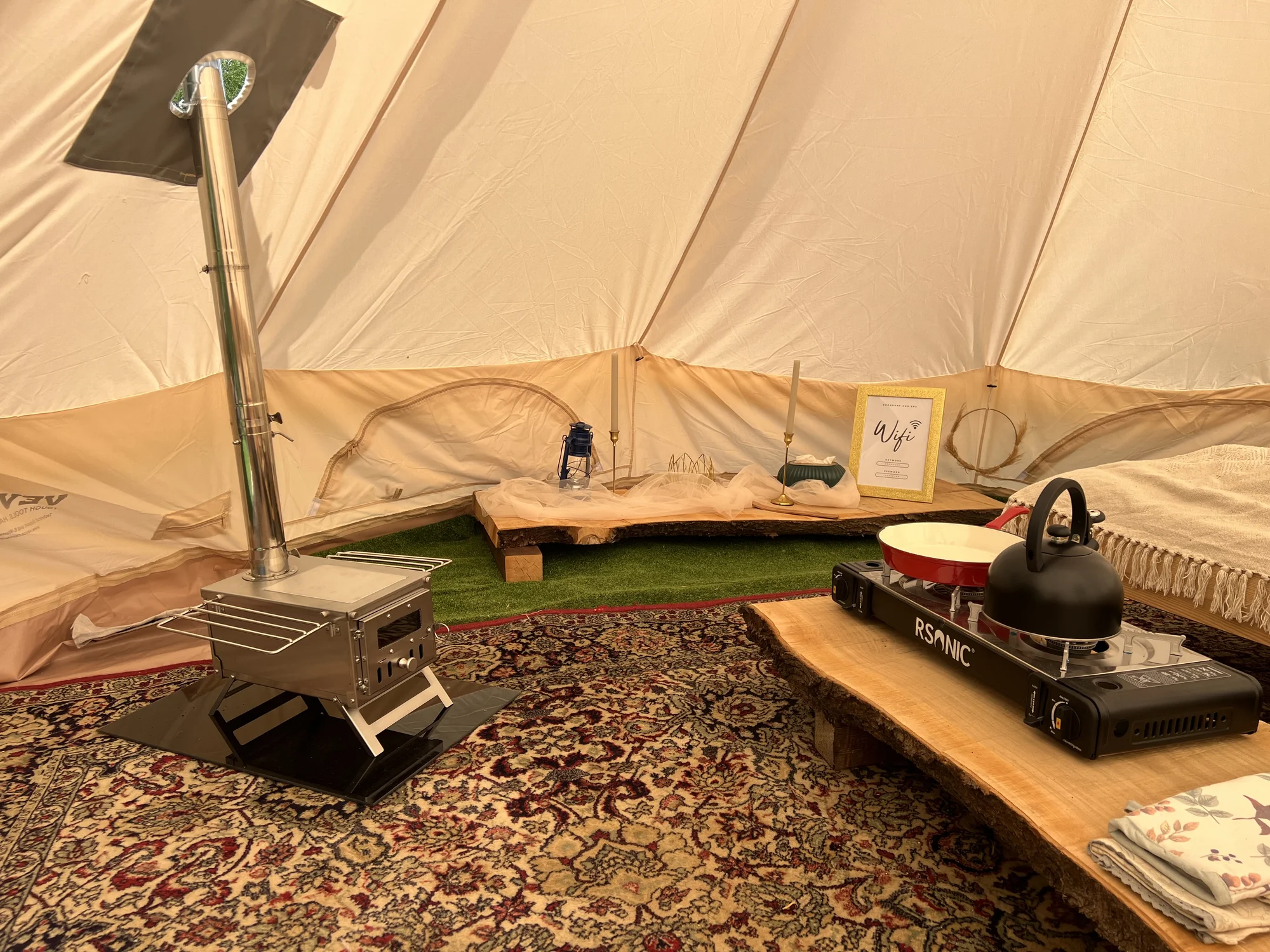 Romantický glamping ve stanu: pro 2–3 osoby, vč. snídaně, 50 m od řeky Ohře
