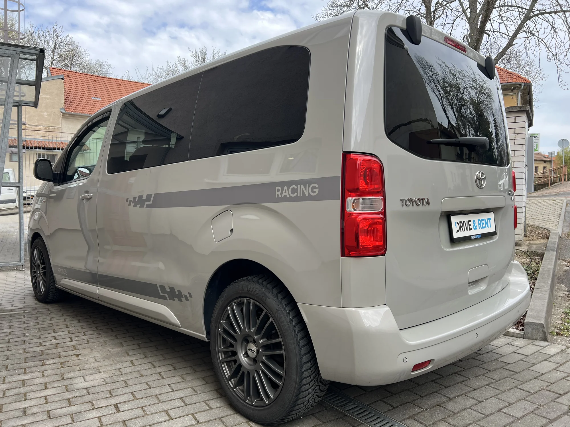 Pronájem vozidla Toyota ProAce se spací vestavbou až pro 5 osob
