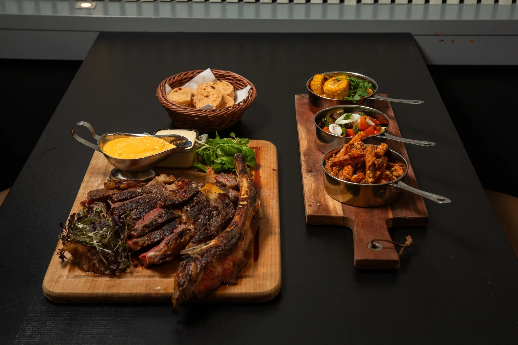 Hovězí Tomahawk steak o váze 1 500 g a mnoho druhů příloh pro 4 osoby
