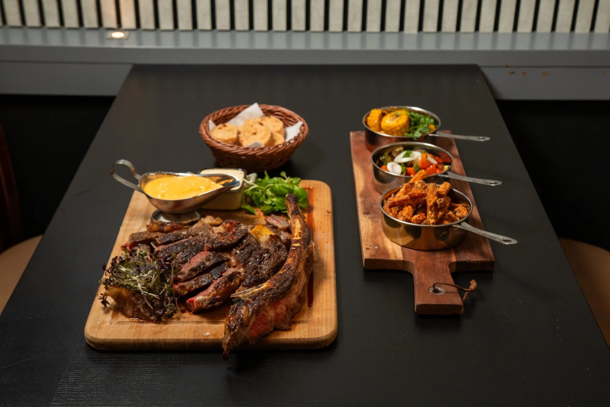 Hovězí Tomahawk steak o váze 1 500 g a mnoho druhů příloh pro 4 osoby