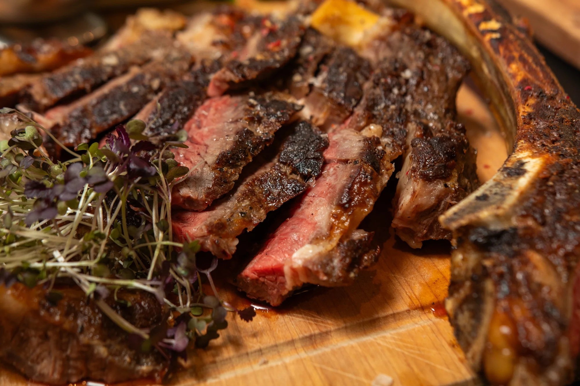 Hovězí Tomahawk steak o váze 1 500 g a mnoho druhů příloh pro 4 osoby