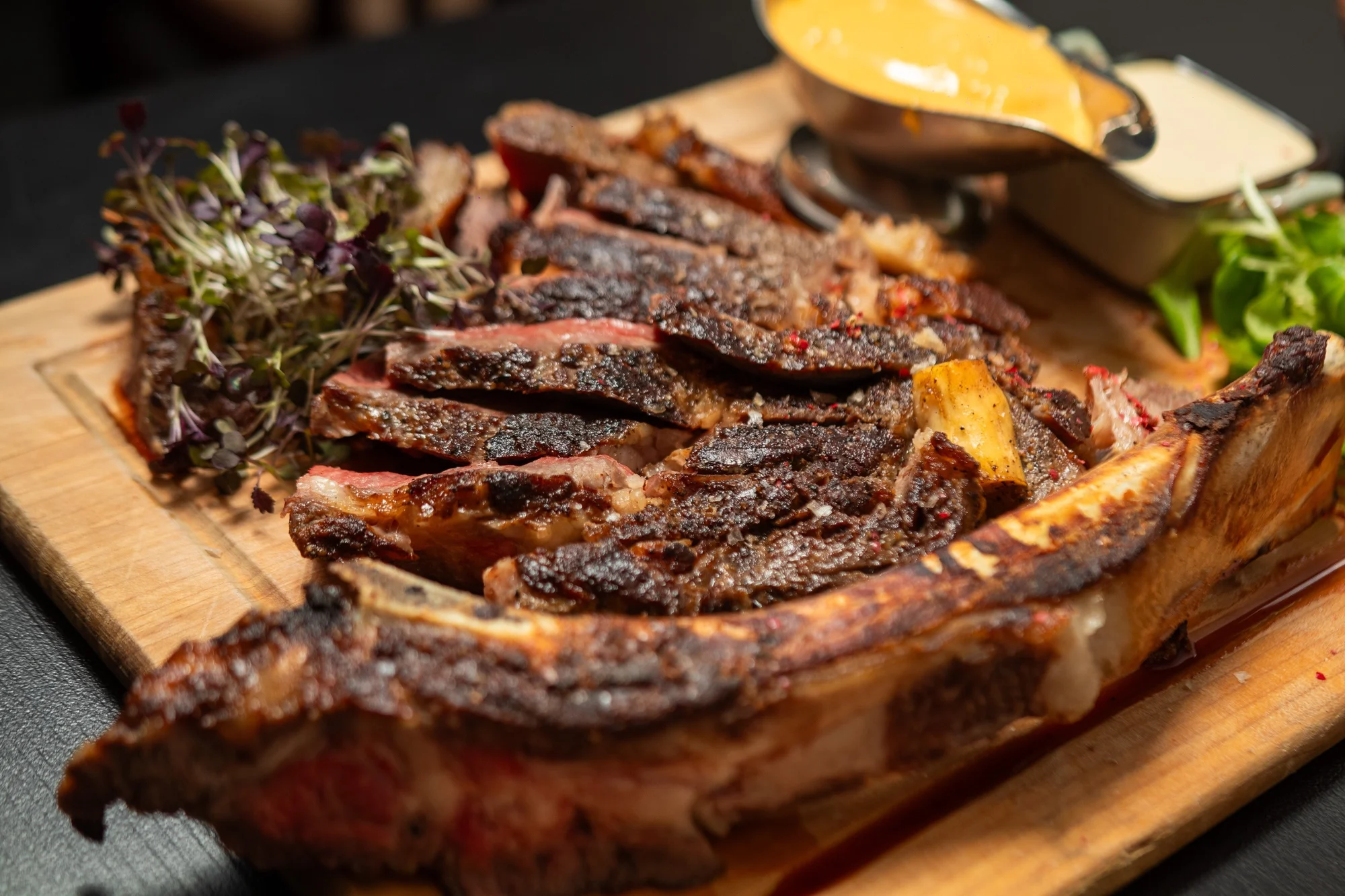 Hovězí Tomahawk steak o váze 1 500 g a mnoho druhů příloh pro 4 osoby