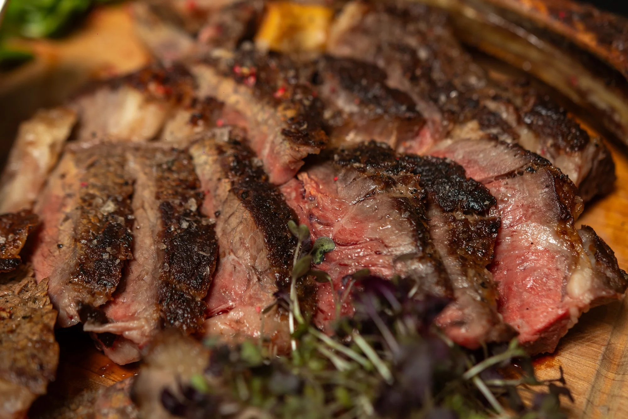 Hovězí Tomahawk steak o váze 1 500 g a mnoho druhů příloh pro 4 osoby