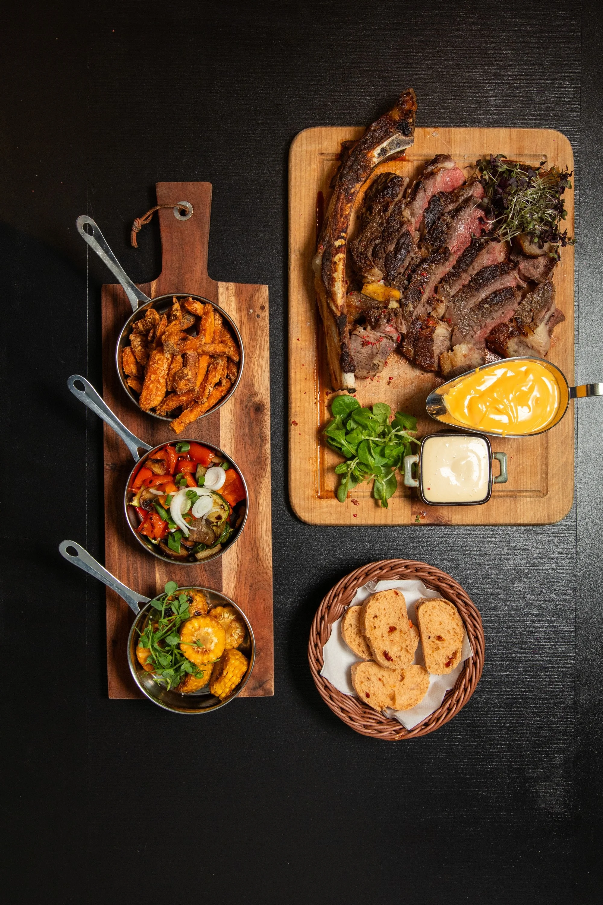 Hovězí Tomahawk steak o váze 1 500 g a mnoho druhů příloh pro 4 osoby