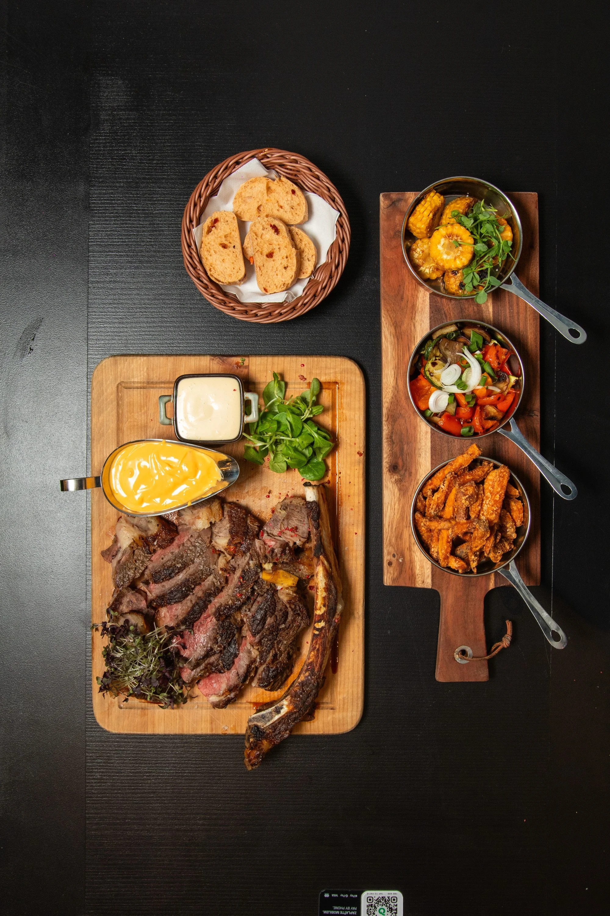 Hovězí Tomahawk steak o váze 1 500 g a mnoho druhů příloh pro 4 osoby