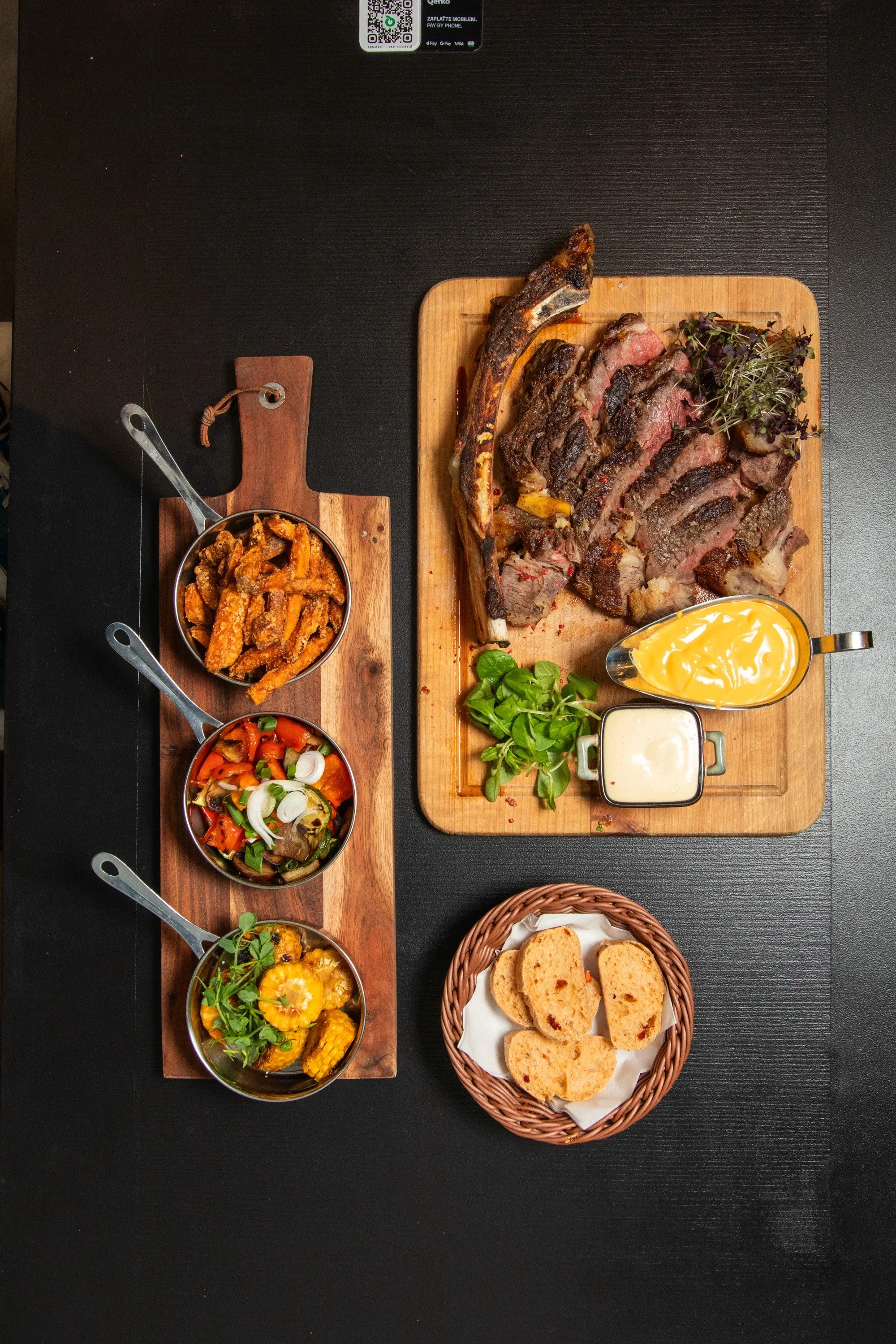 Hovězí Tomahawk steak o váze 1 500 g a mnoho druhů příloh pro 4 osoby