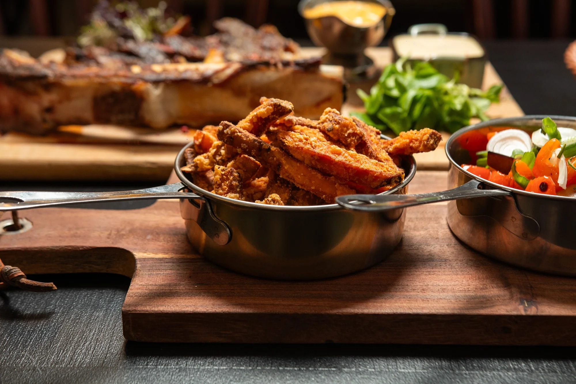 Hovězí Tomahawk steak o váze 1 500 g a mnoho druhů příloh pro 4 osoby