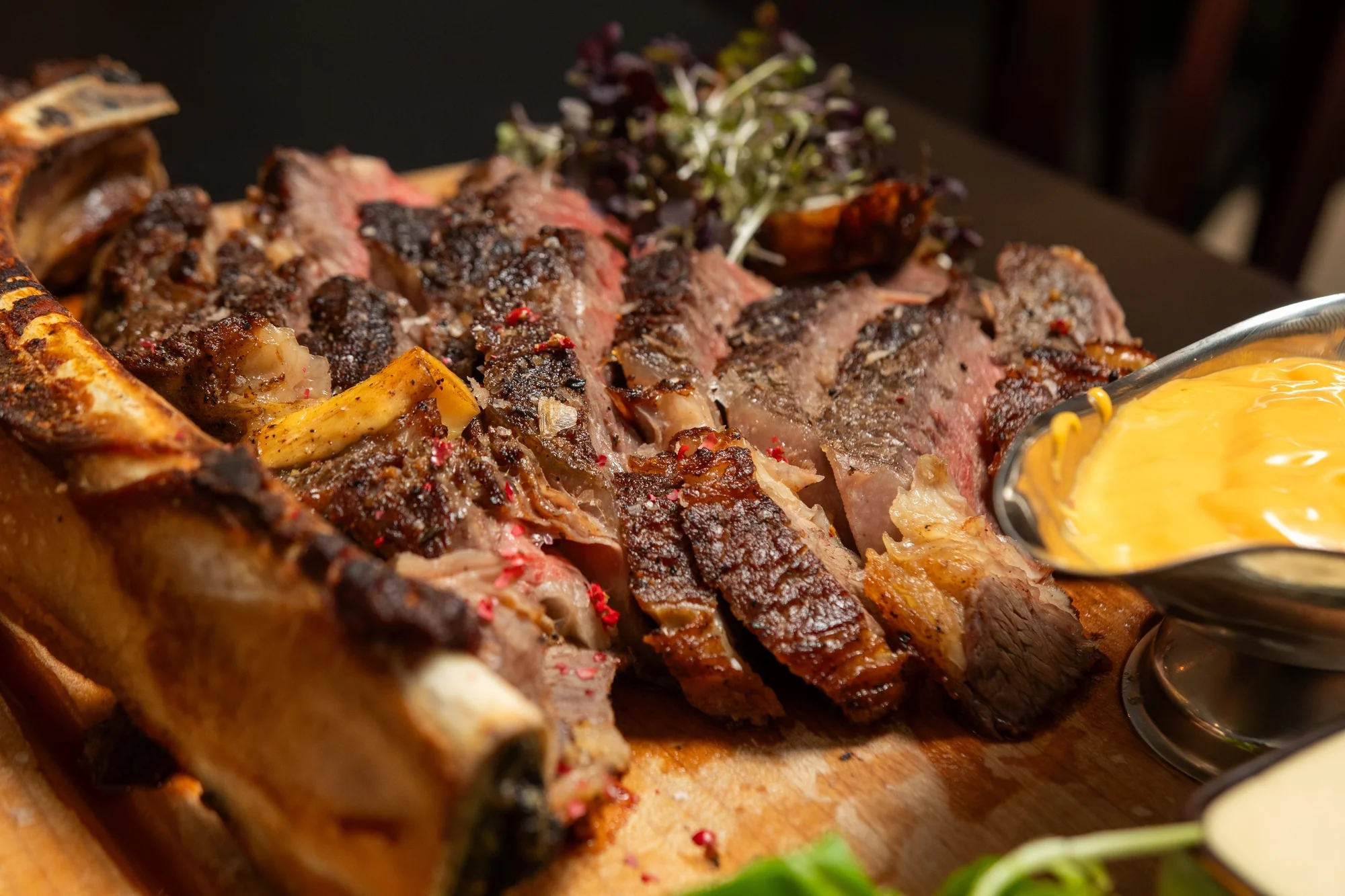 Hovězí Tomahawk steak o váze 1 500 g a mnoho druhů příloh pro 4 osoby