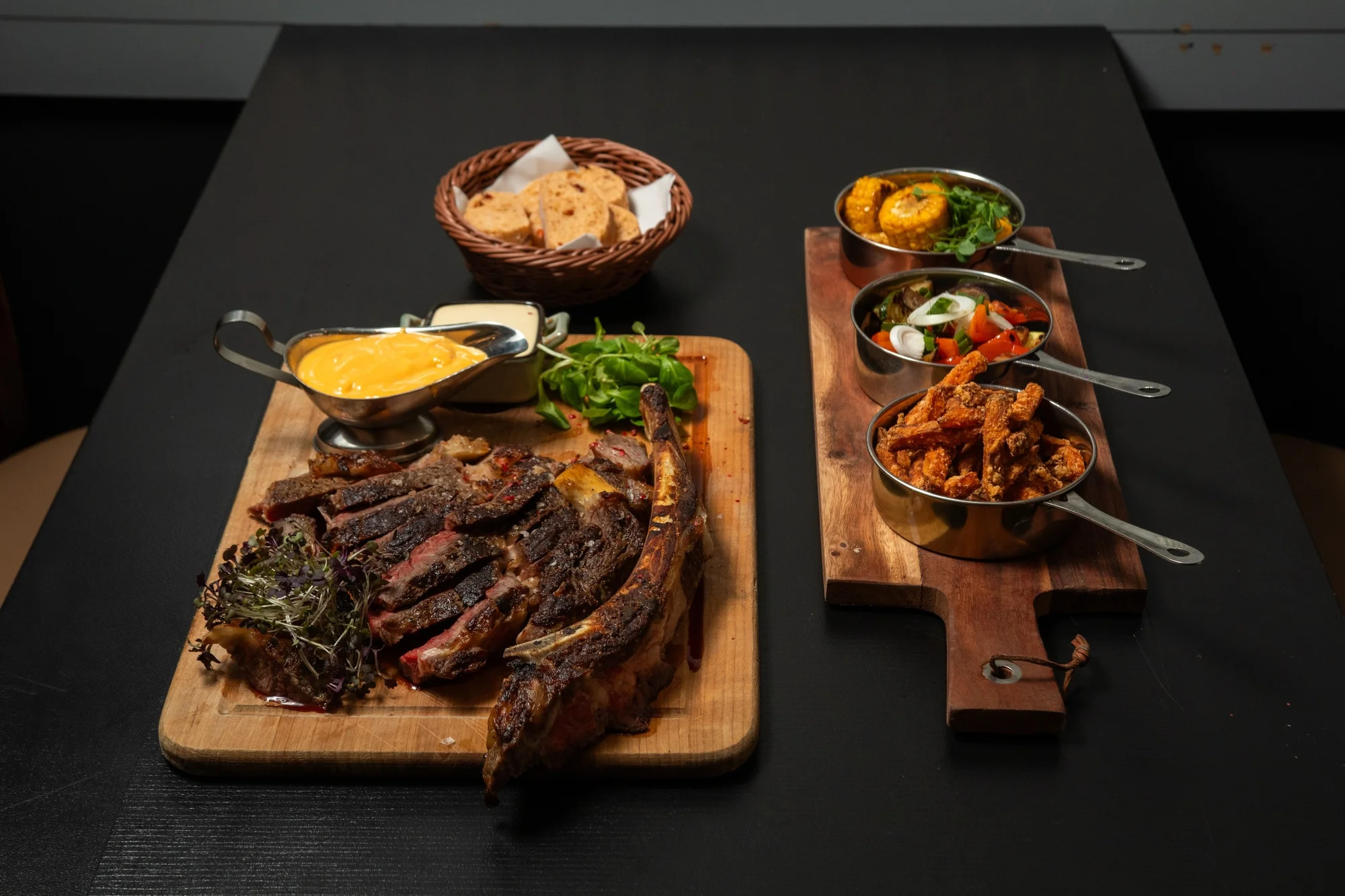 Hovězí Tomahawk steak o váze 1 500 g a mnoho druhů příloh pro 4 osoby