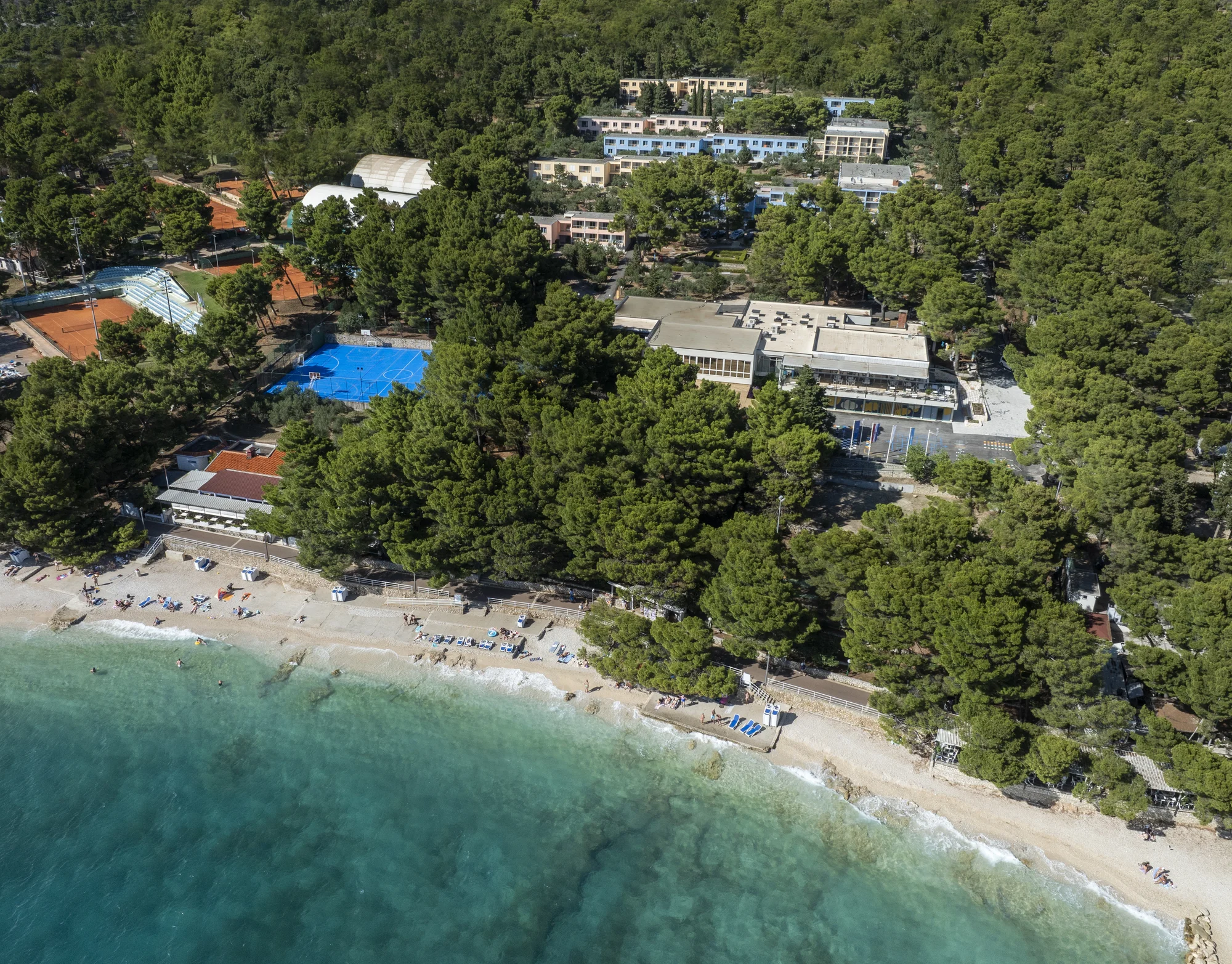 Dovolená na Makarské riviéře: 3* hotel s plnou penzí, bazénem a vybavením pro děti, 100 m od pláže