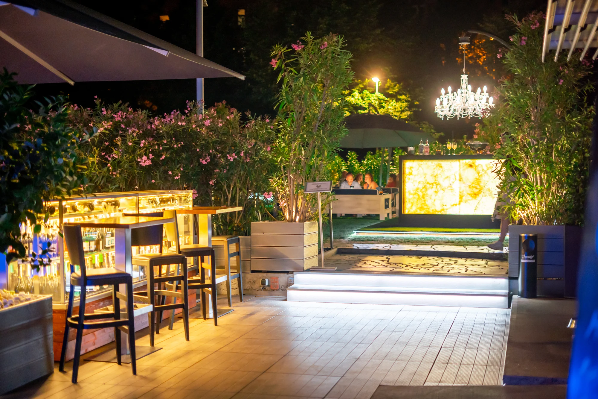 Vstup na Žižkovskou věž a mix grill talíř v restauraci Miminoo pro 2 osoby