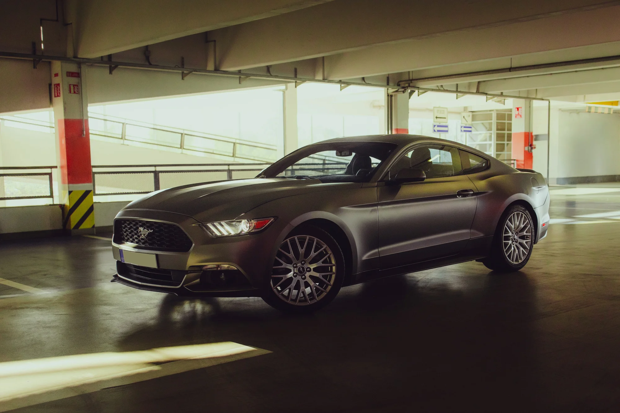 Ford Mustang a Dodge Challenger: 15 min. spolujízdy nebo až 1 hod. řízení